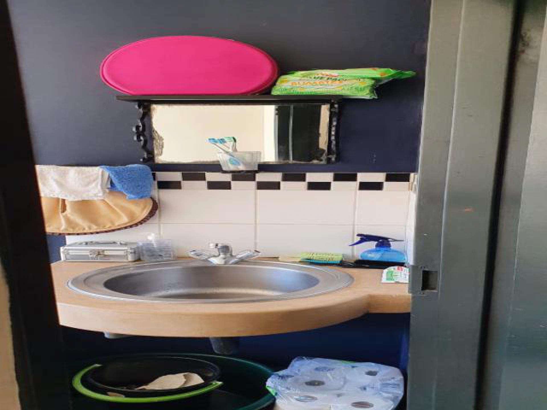 Bathroom 1 of property in Braamfontein