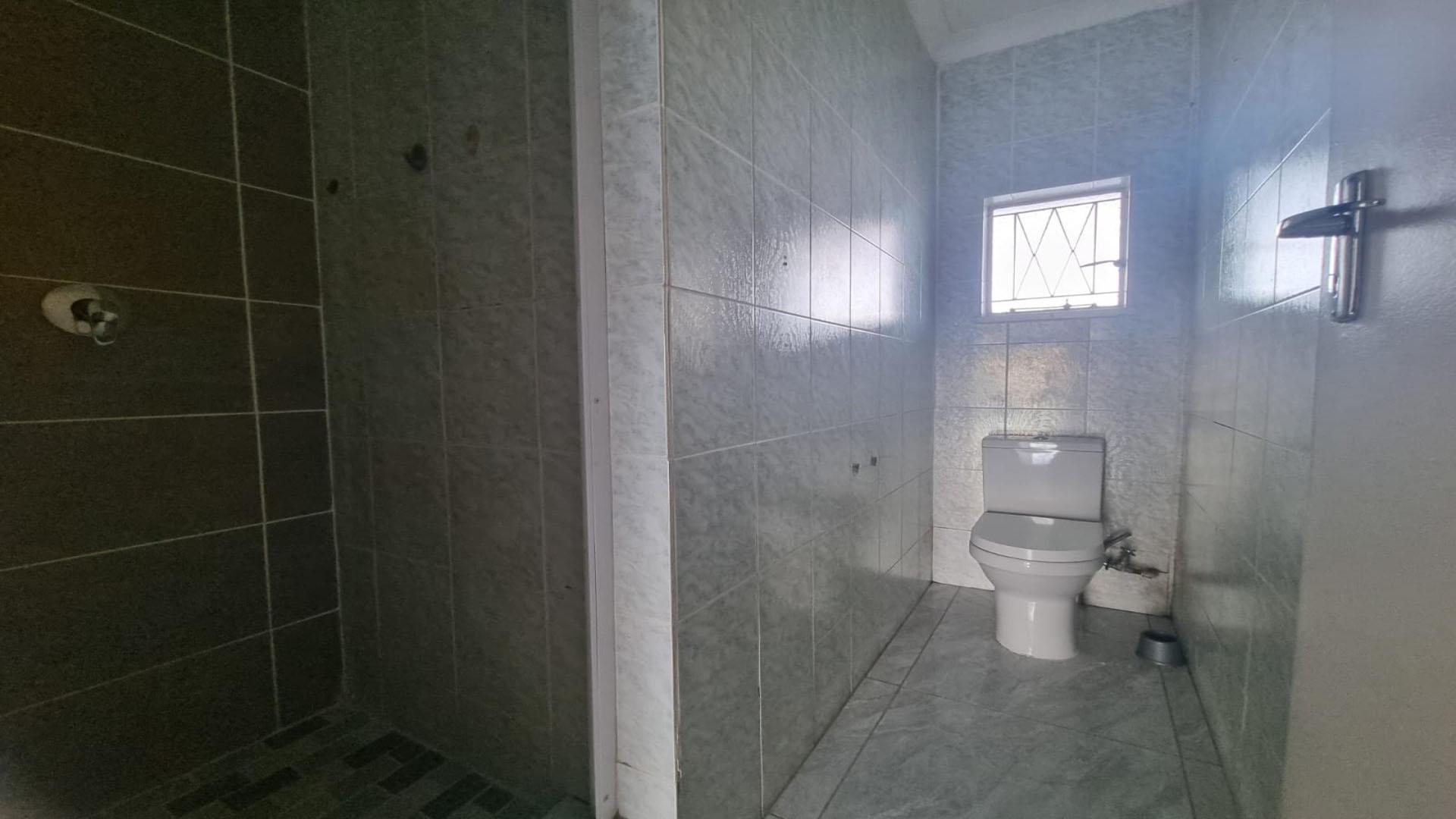 Bathroom 2 - 4 square meters of property in Three Rivers