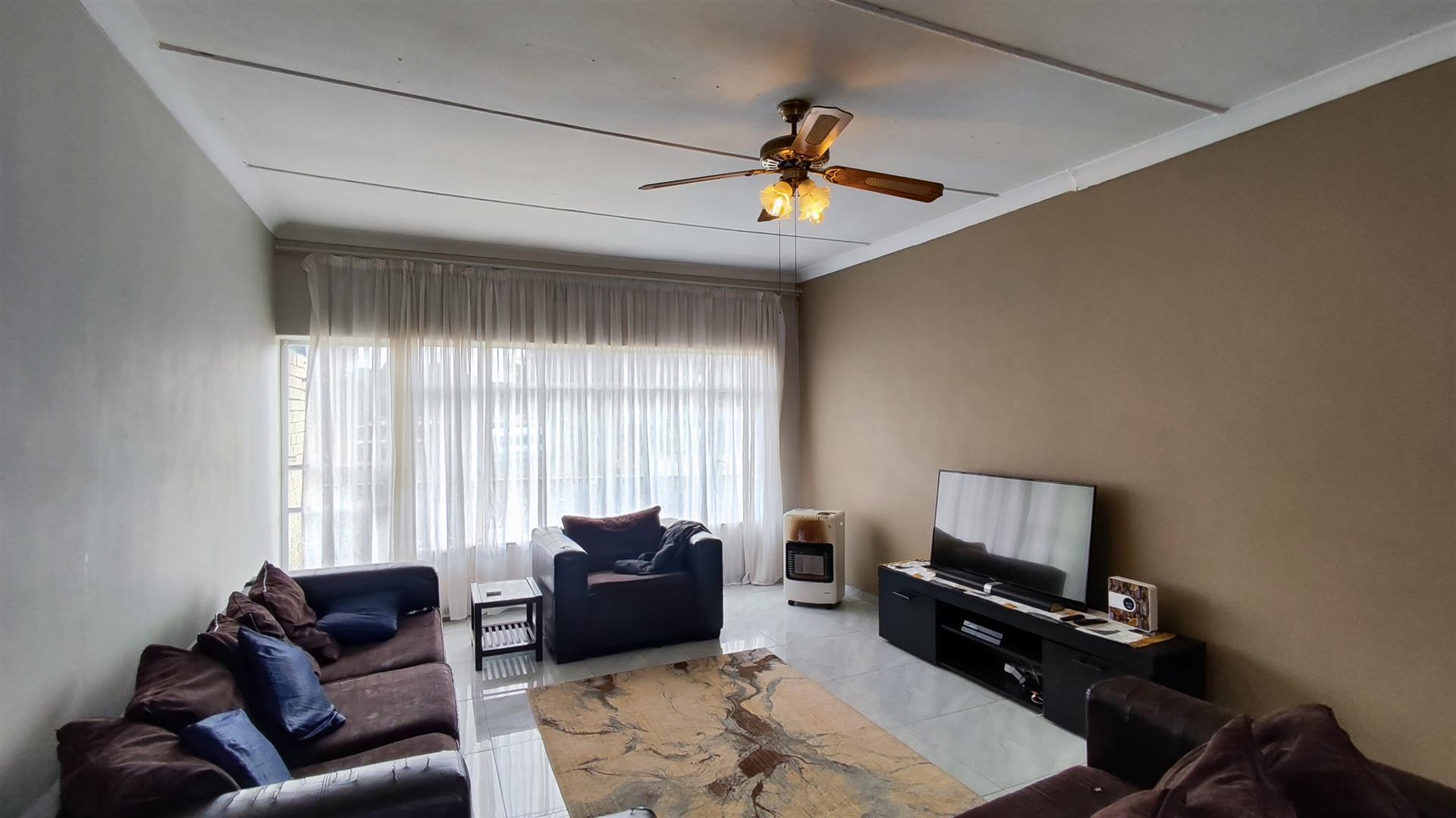 Lounges - 31 square meters of property in Three Rivers