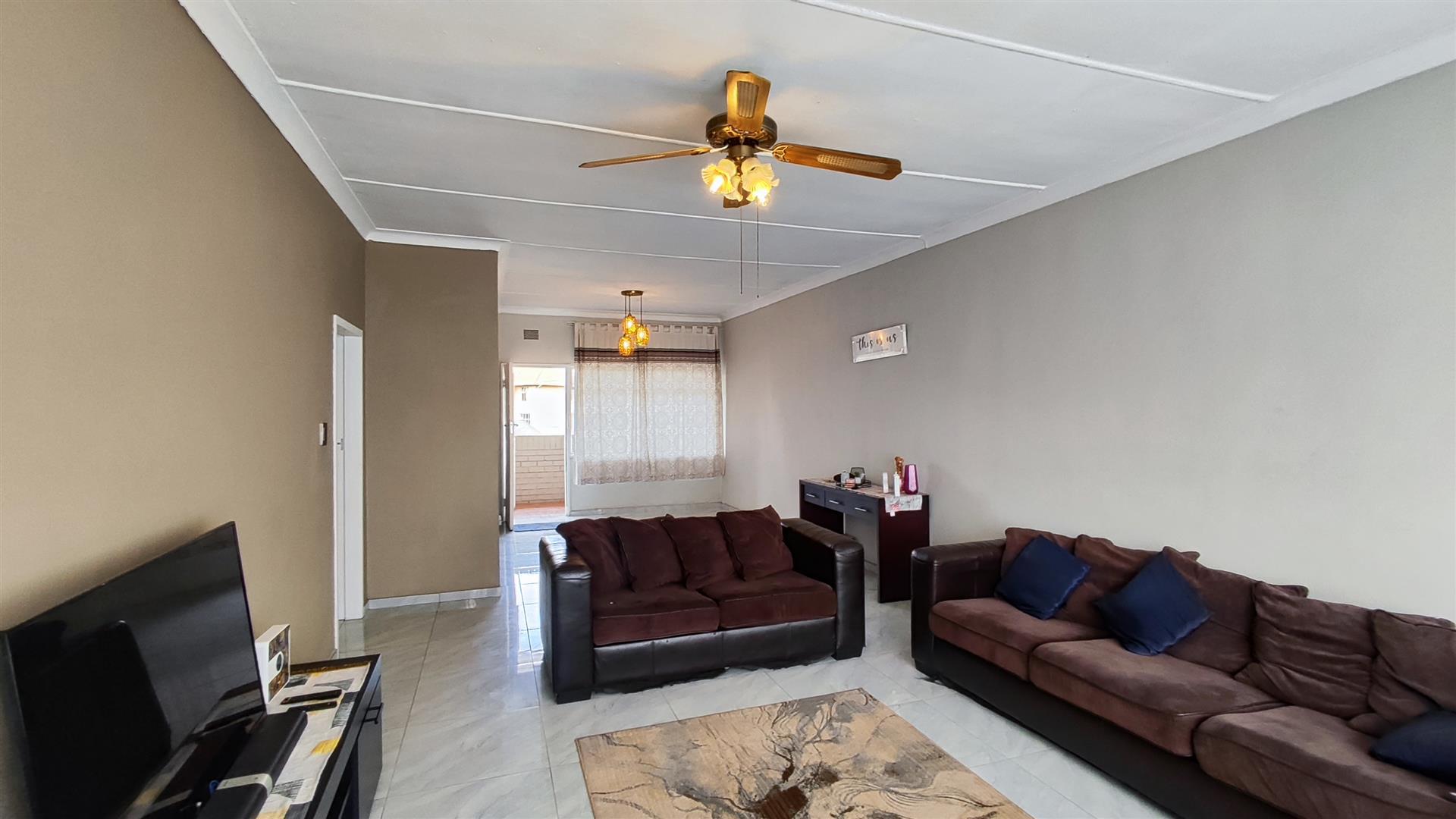 Lounges - 31 square meters of property in Three Rivers