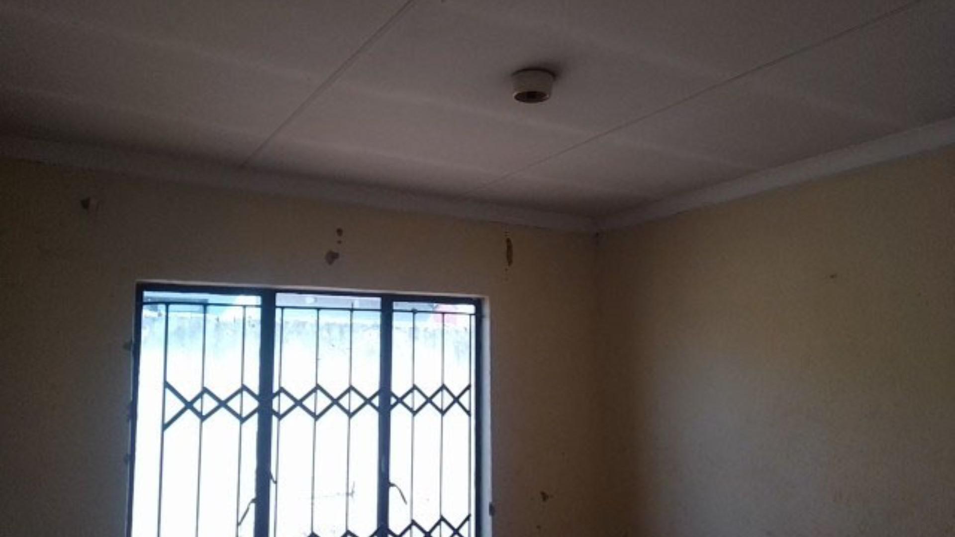 Bed Room 1 of property in Clayville