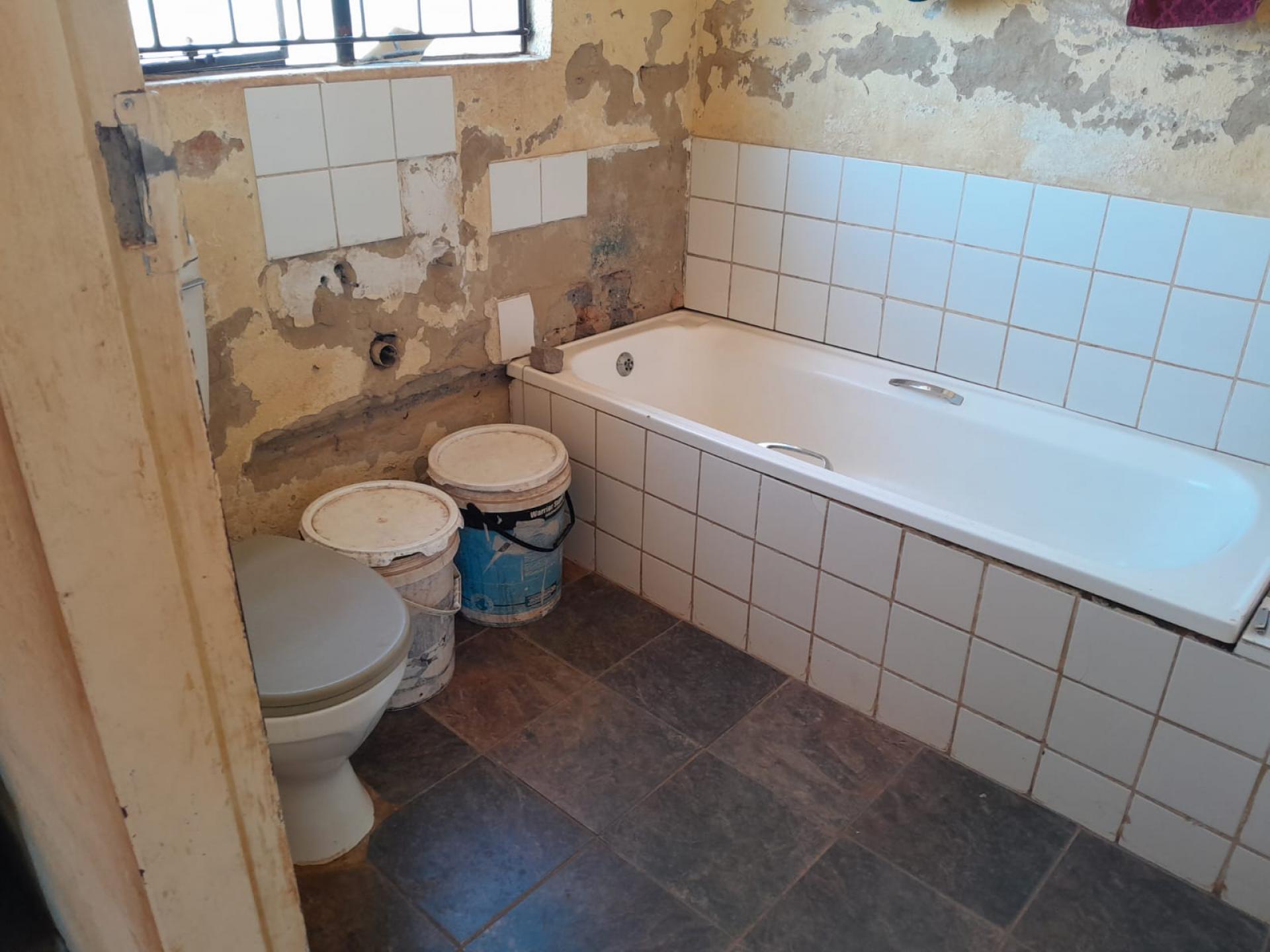 Bathroom 1 of property in Clayville