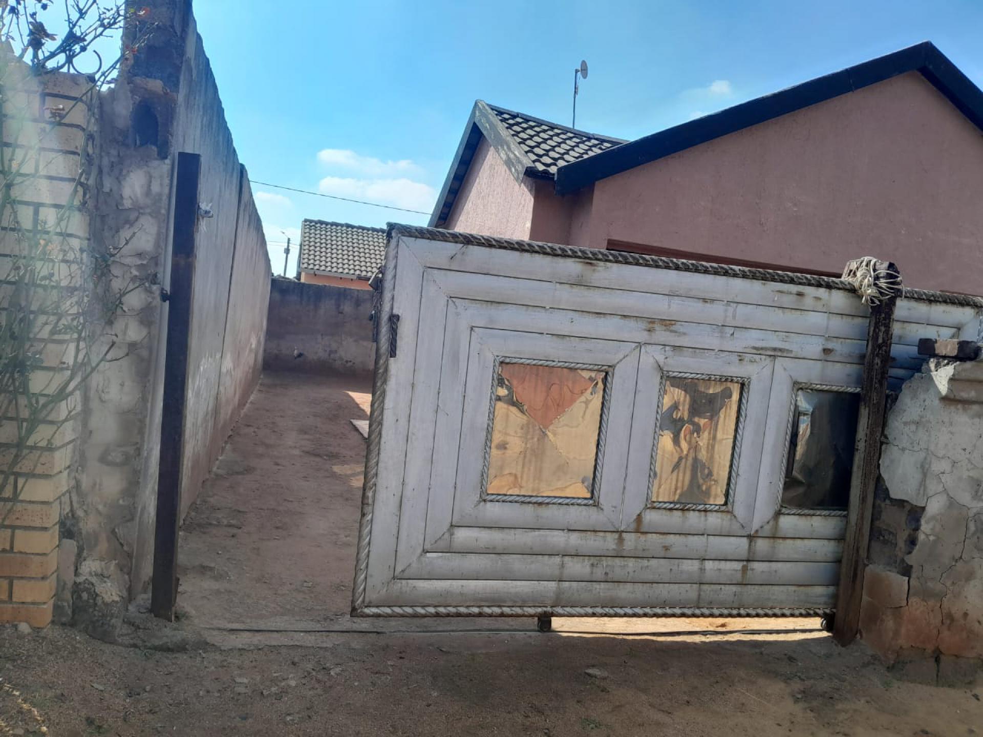 Front View of property in Clayville