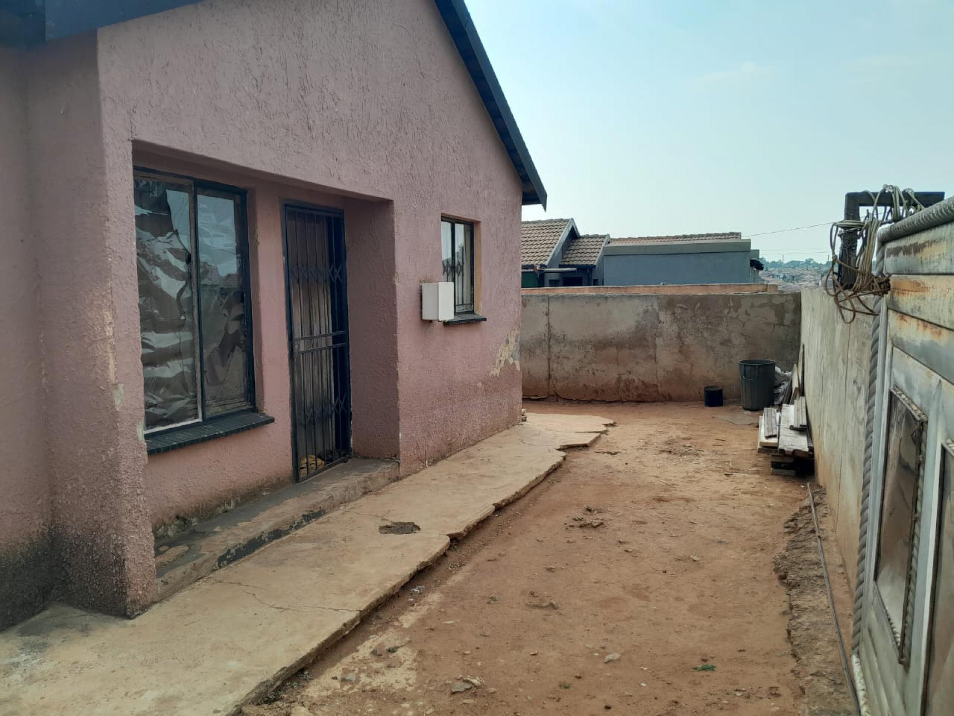 Front View of property in Clayville