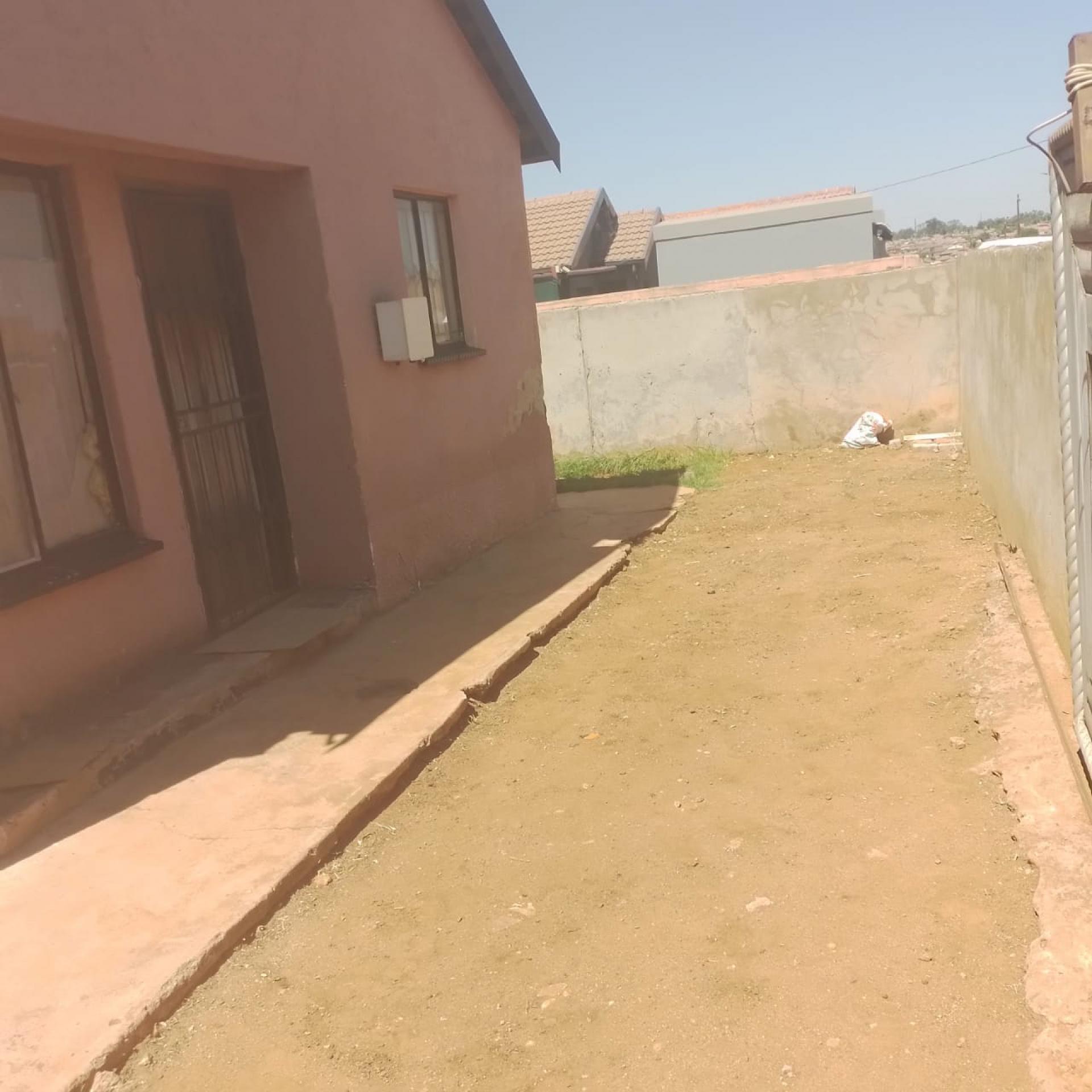 Front View of property in Clayville