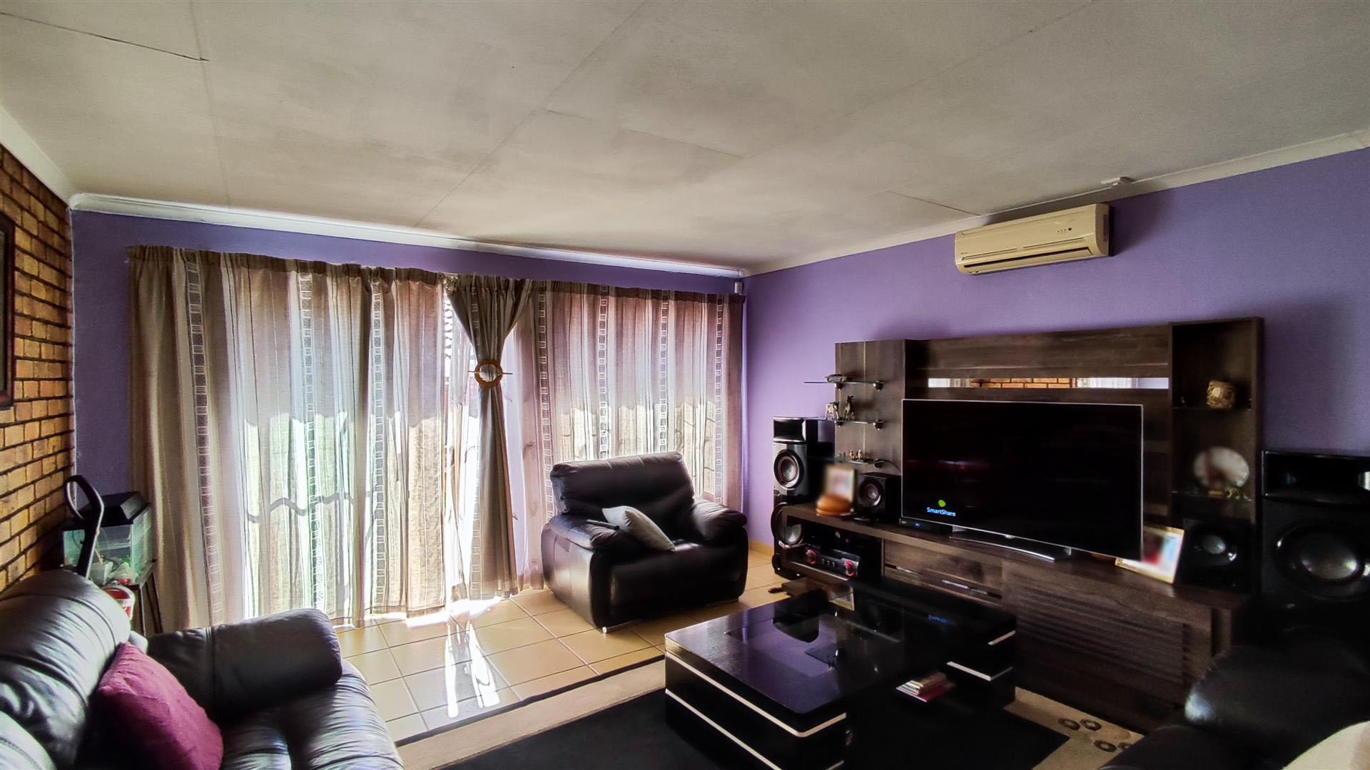 Lounges - 20 square meters of property in Norkem park