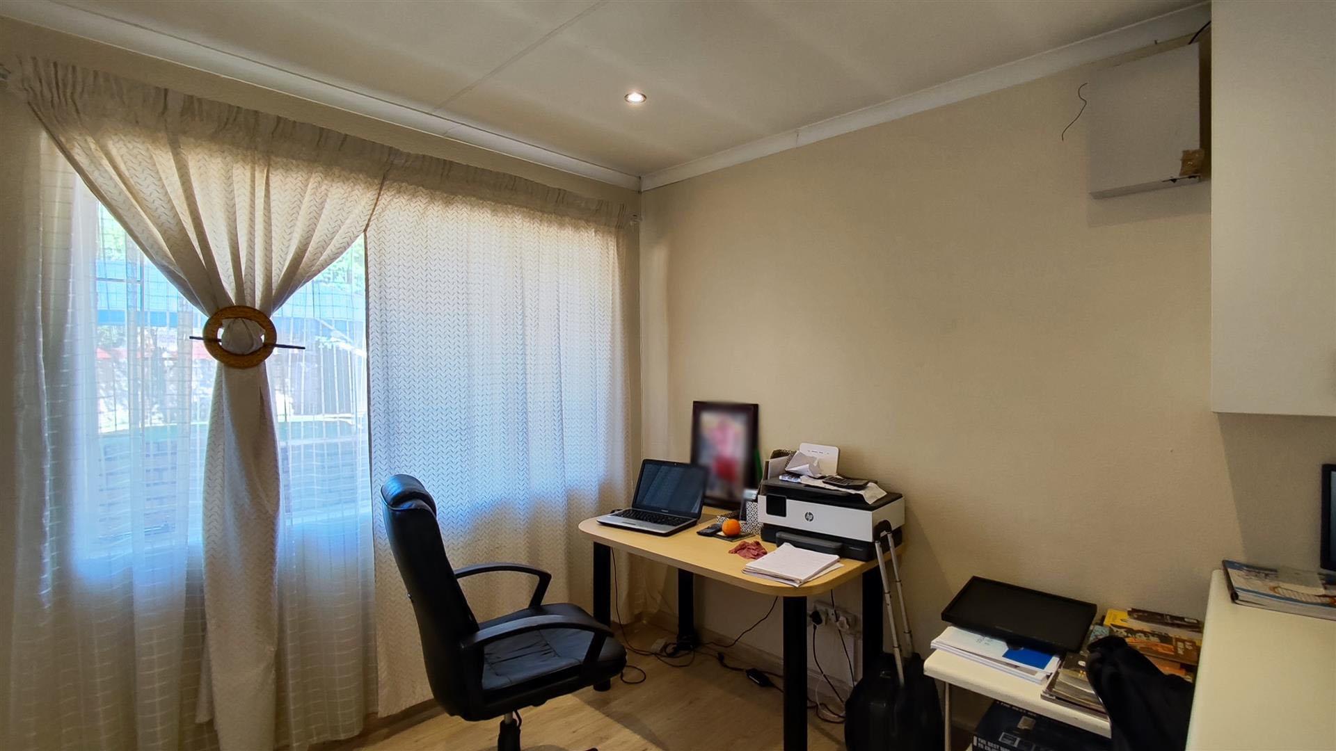 Bed Room 1 - 10 square meters of property in Norkem park