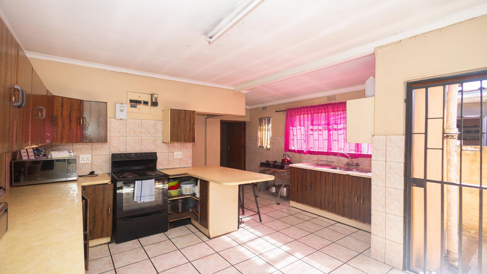 Kitchen of property in Kraaifontein