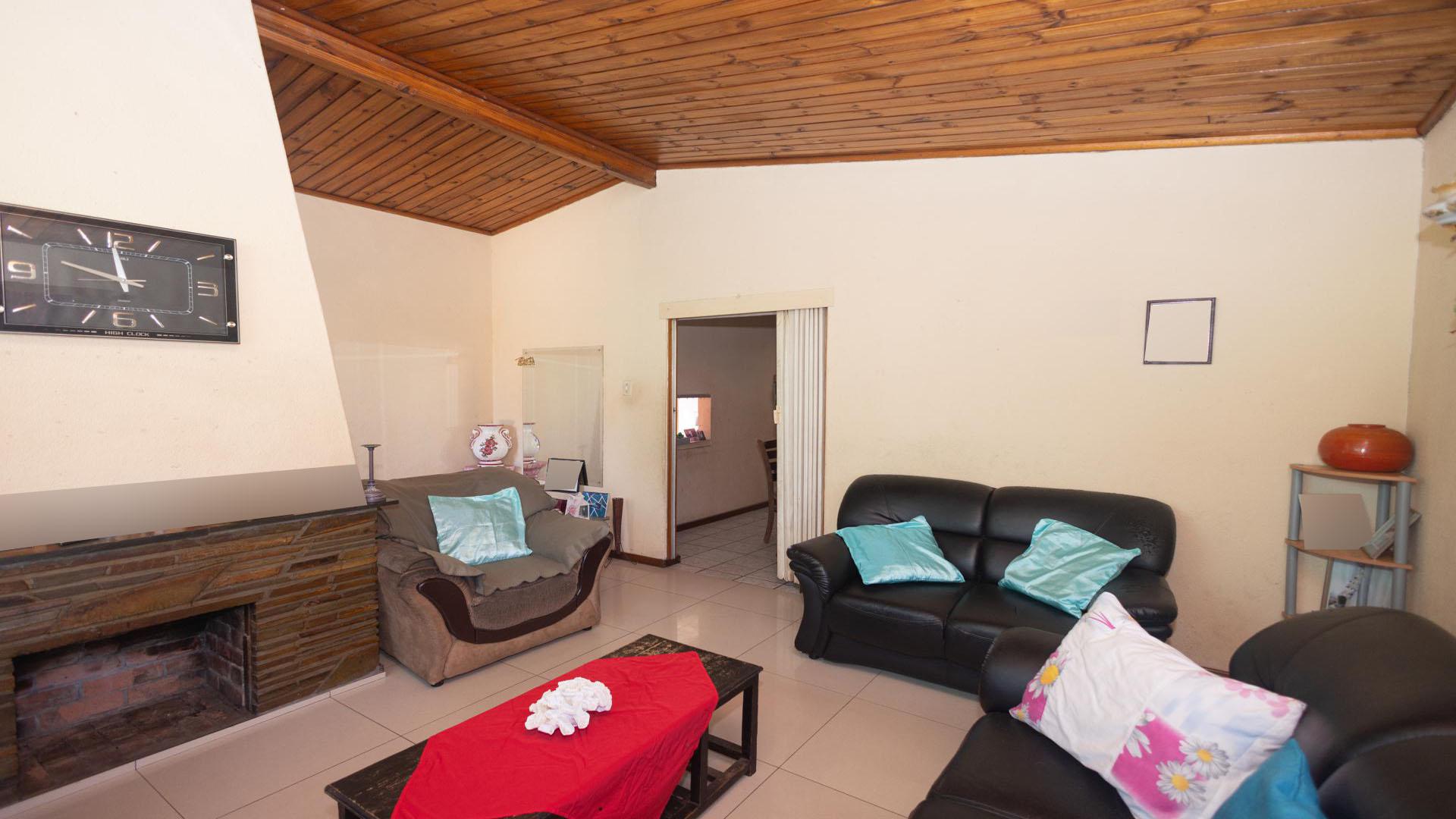 Lounges of property in Kraaifontein