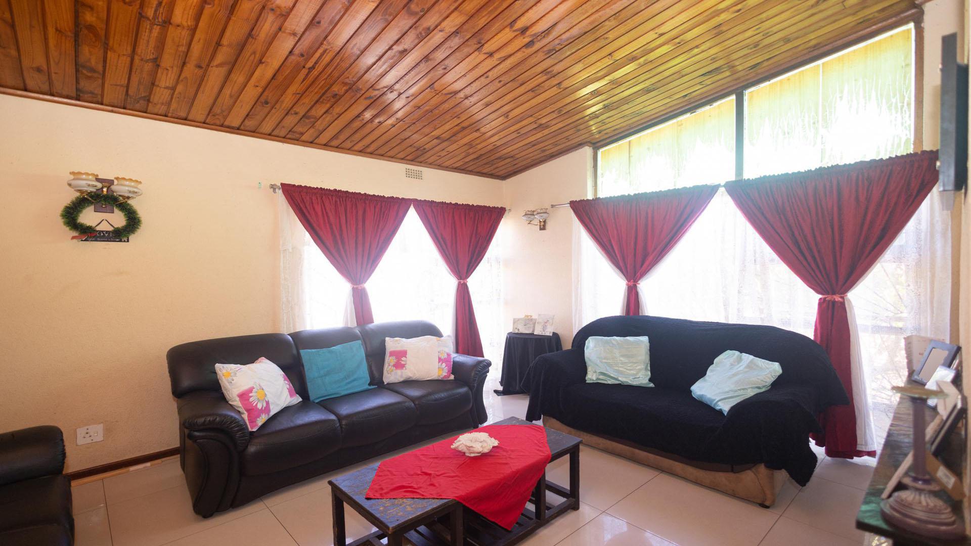 Lounges of property in Kraaifontein