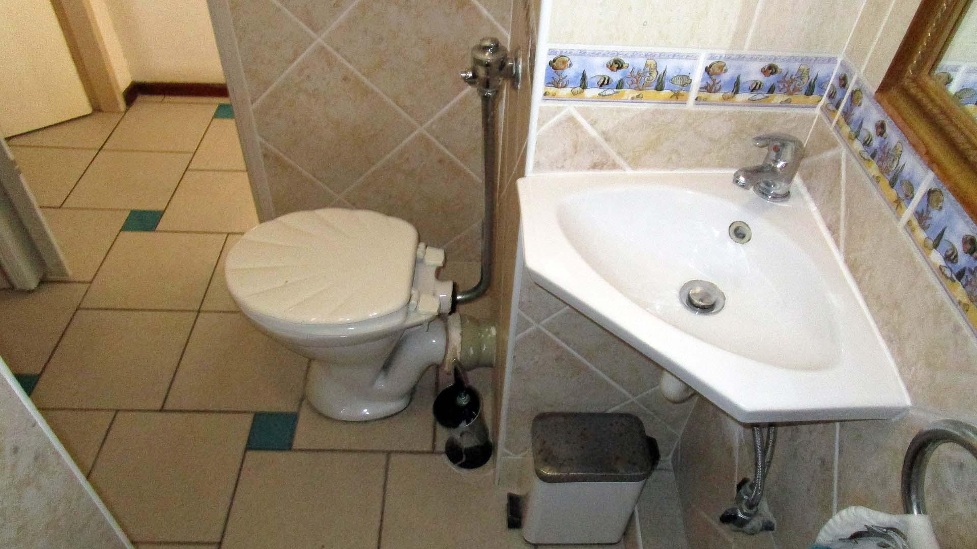 Main Bathroom - 5 square meters of property in Kingsburgh