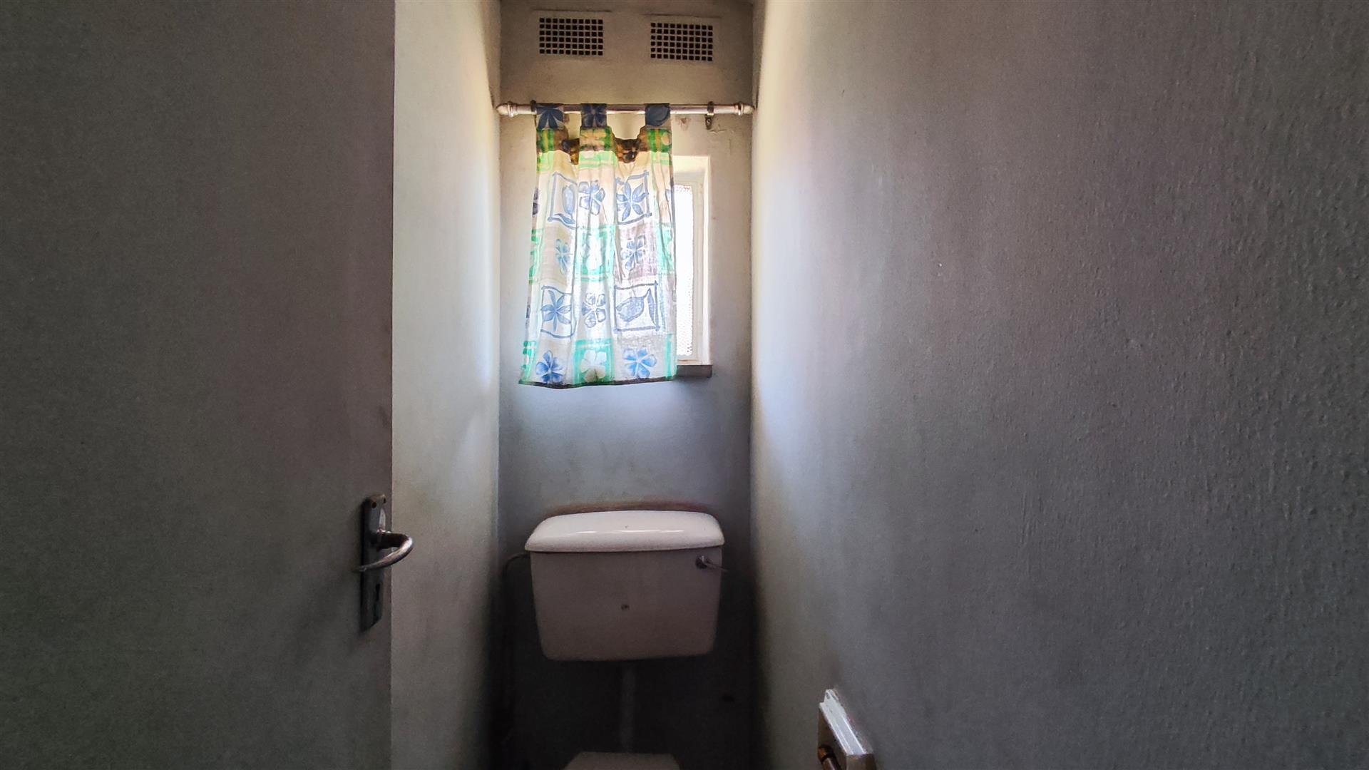 Bathroom 1 - 6 square meters of property in Vanderbijlpark