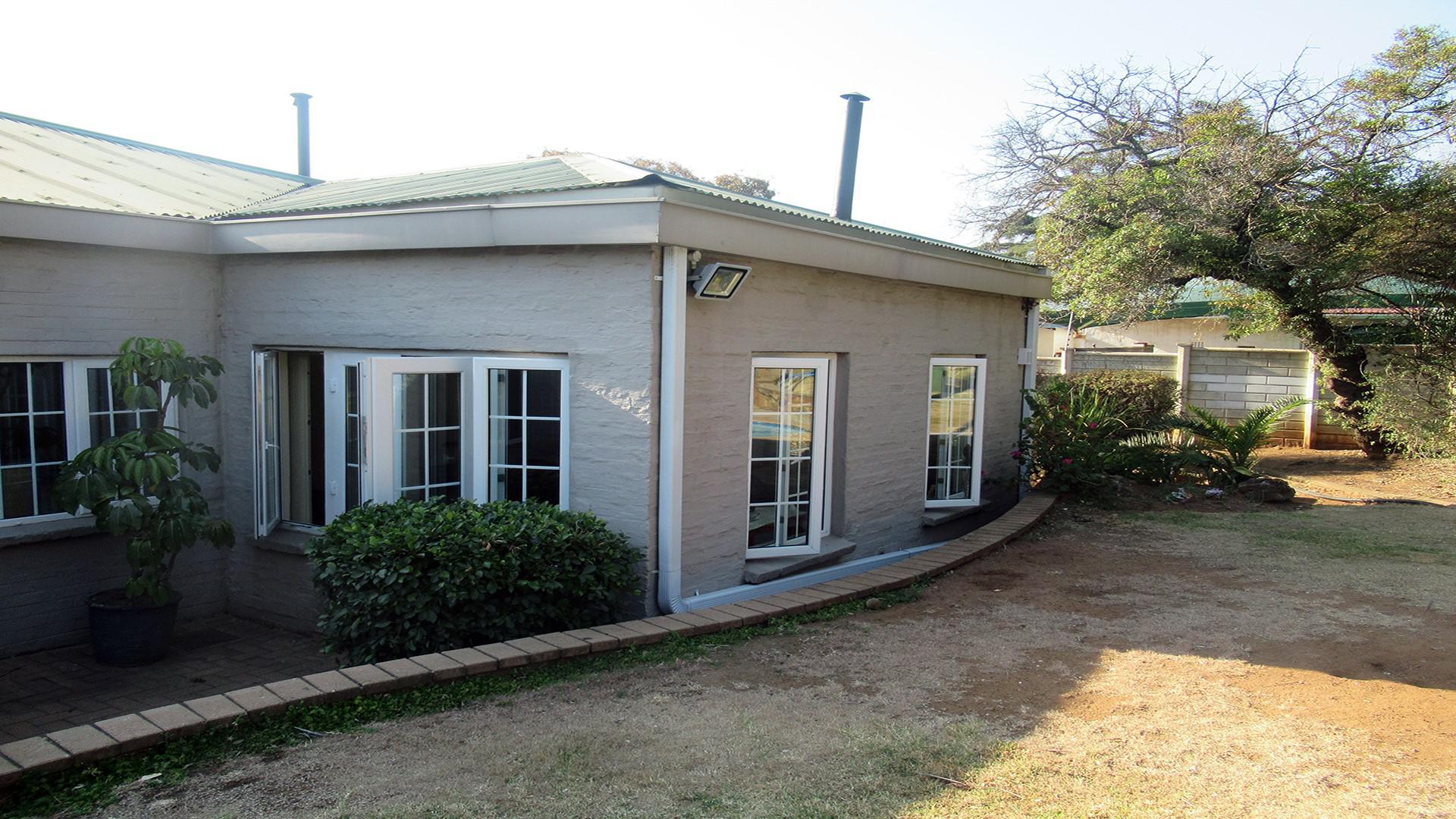 FNB Quick Sell 5 Bedroom House for Sale in Linden MR395491