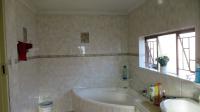 Main Bathroom - 14 square meters of property in Kwaggasrand