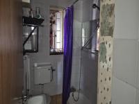 Bathroom 1 of property in Glencoe