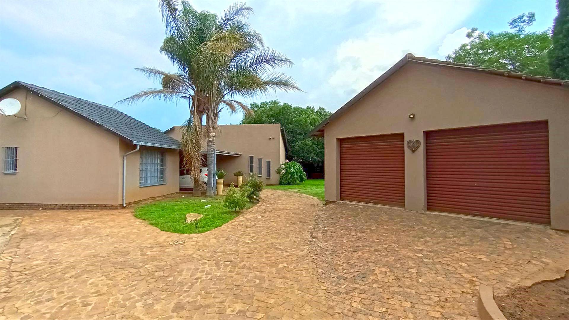 Front View of property in Sunward park