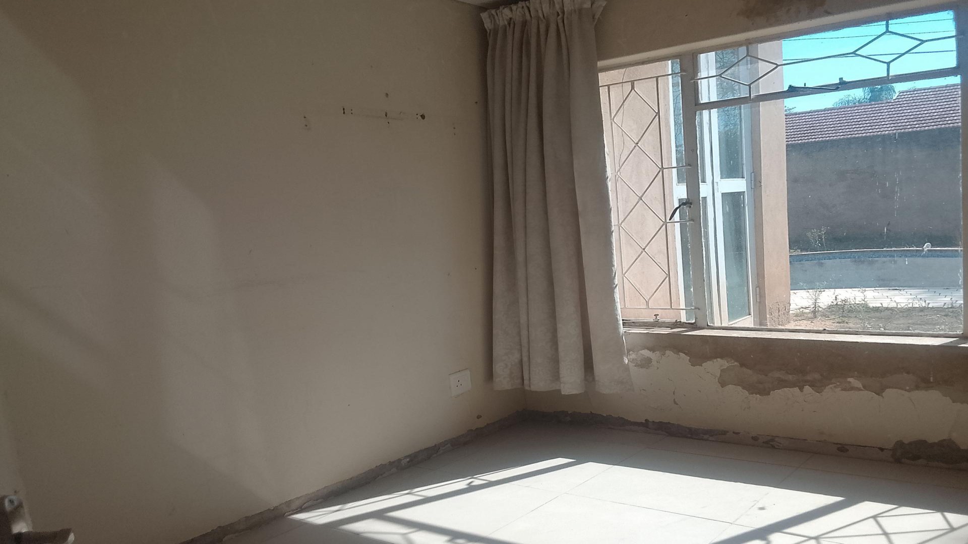 Bed Room 1 - 11 square meters of property in Johannesburg North