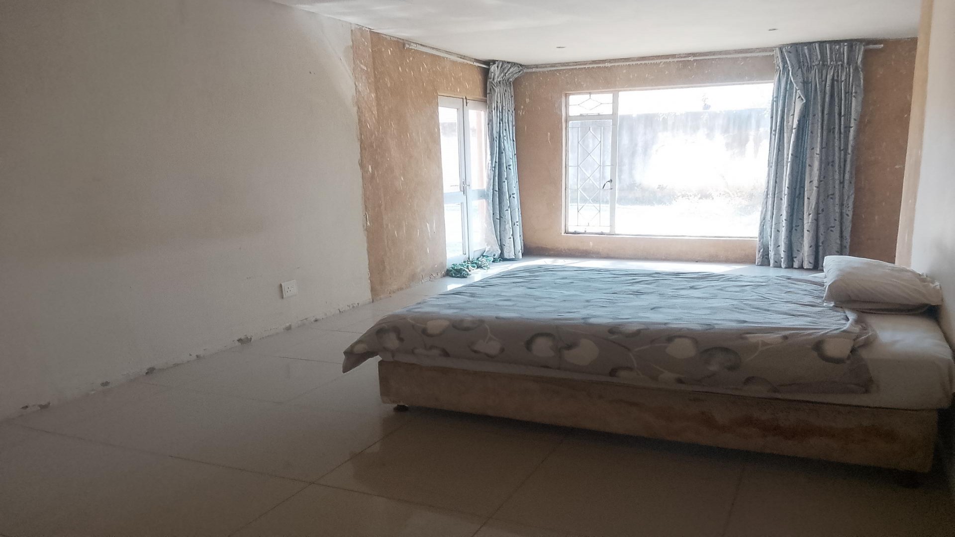 Main Bedroom - 27 square meters of property in Johannesburg North