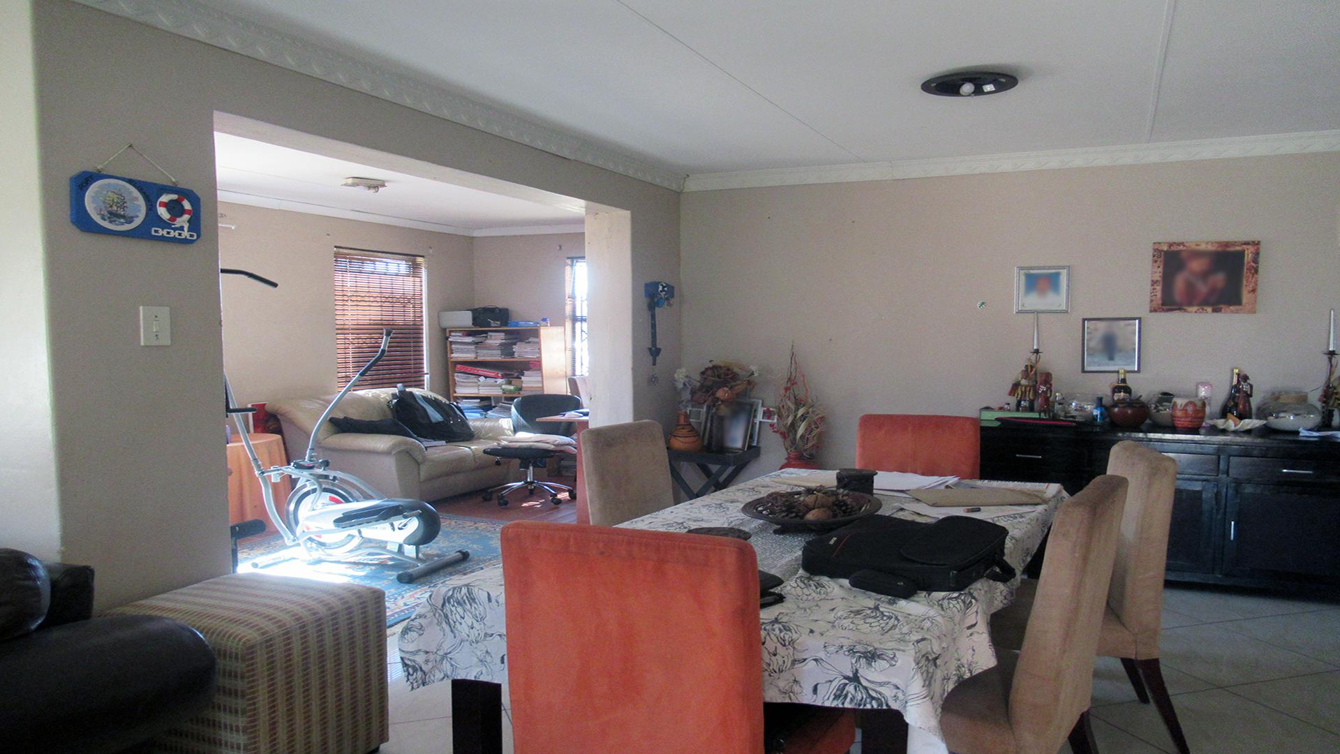 Dining Room of property in Struisbult