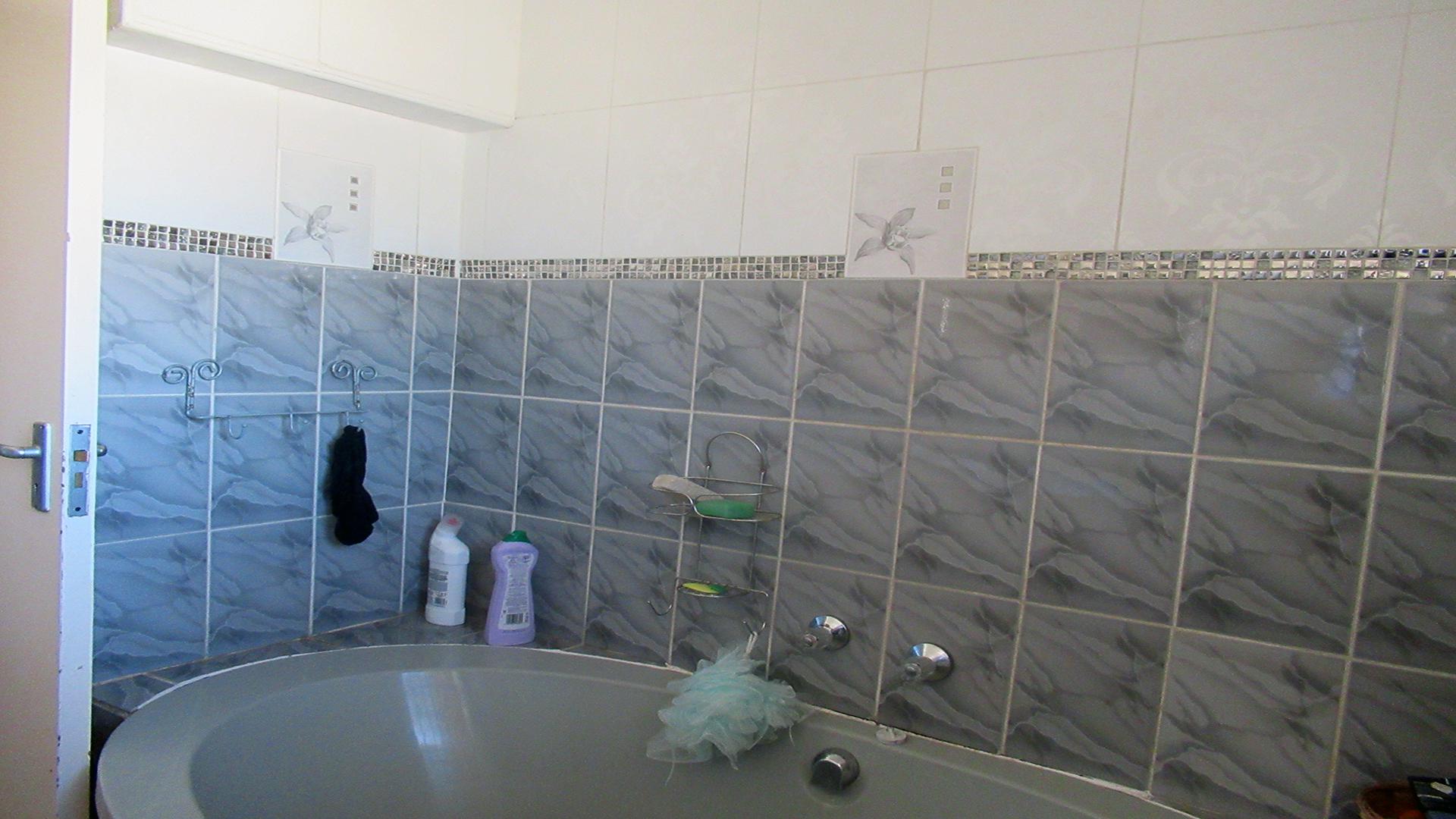 Bathroom 1 - 6 square meters of property in Struisbult
