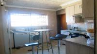 Kitchen - 18 square meters of property in Struisbult