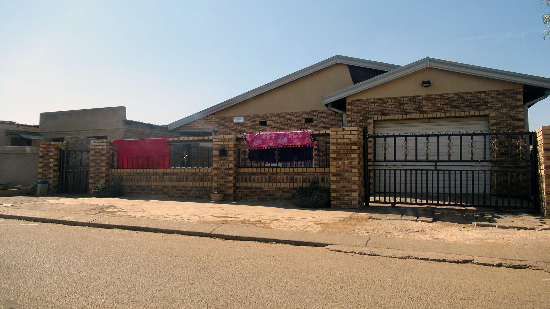 Nedbank Repossessed 3 Bedroom House for Sale in Vosloorus