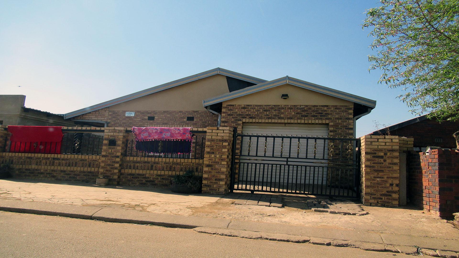 Nedbank Repossessed 3 Bedroom House for Sale in Vosloorus