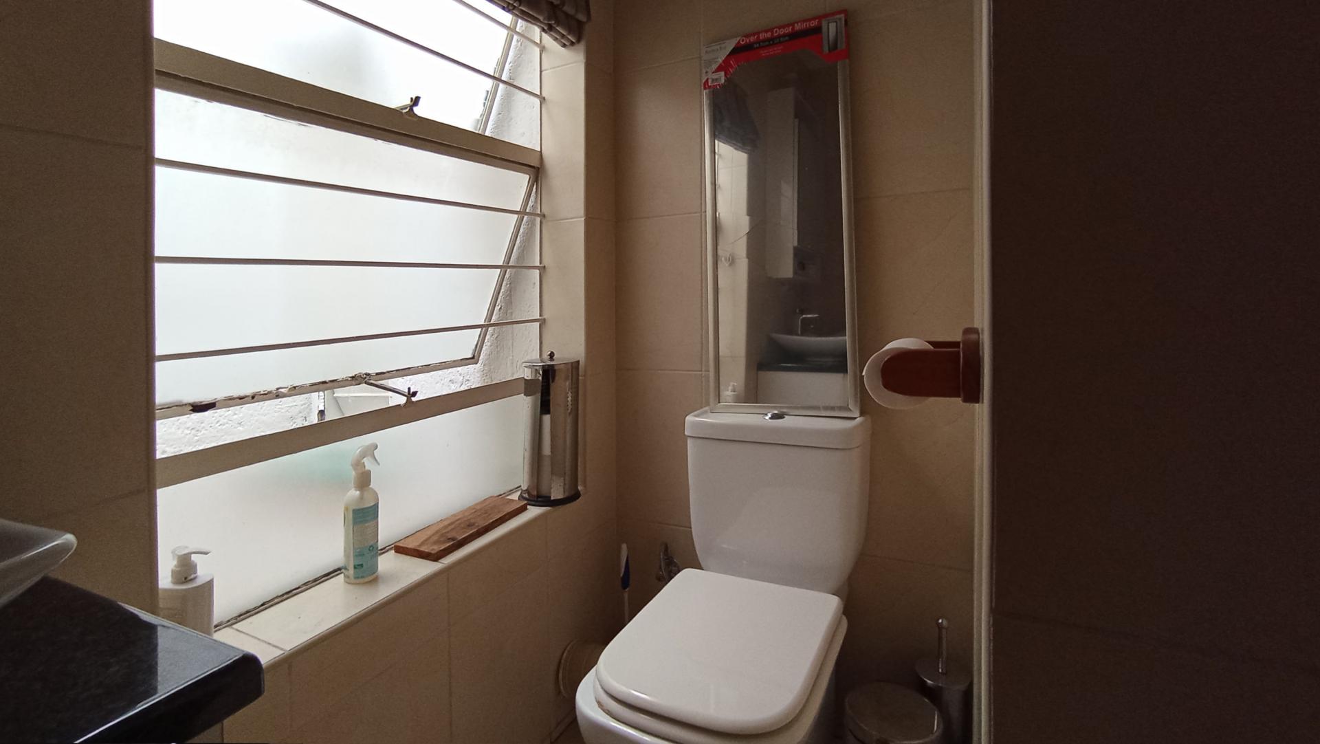 Bathroom 1 - 5 square meters of property in Woodmead