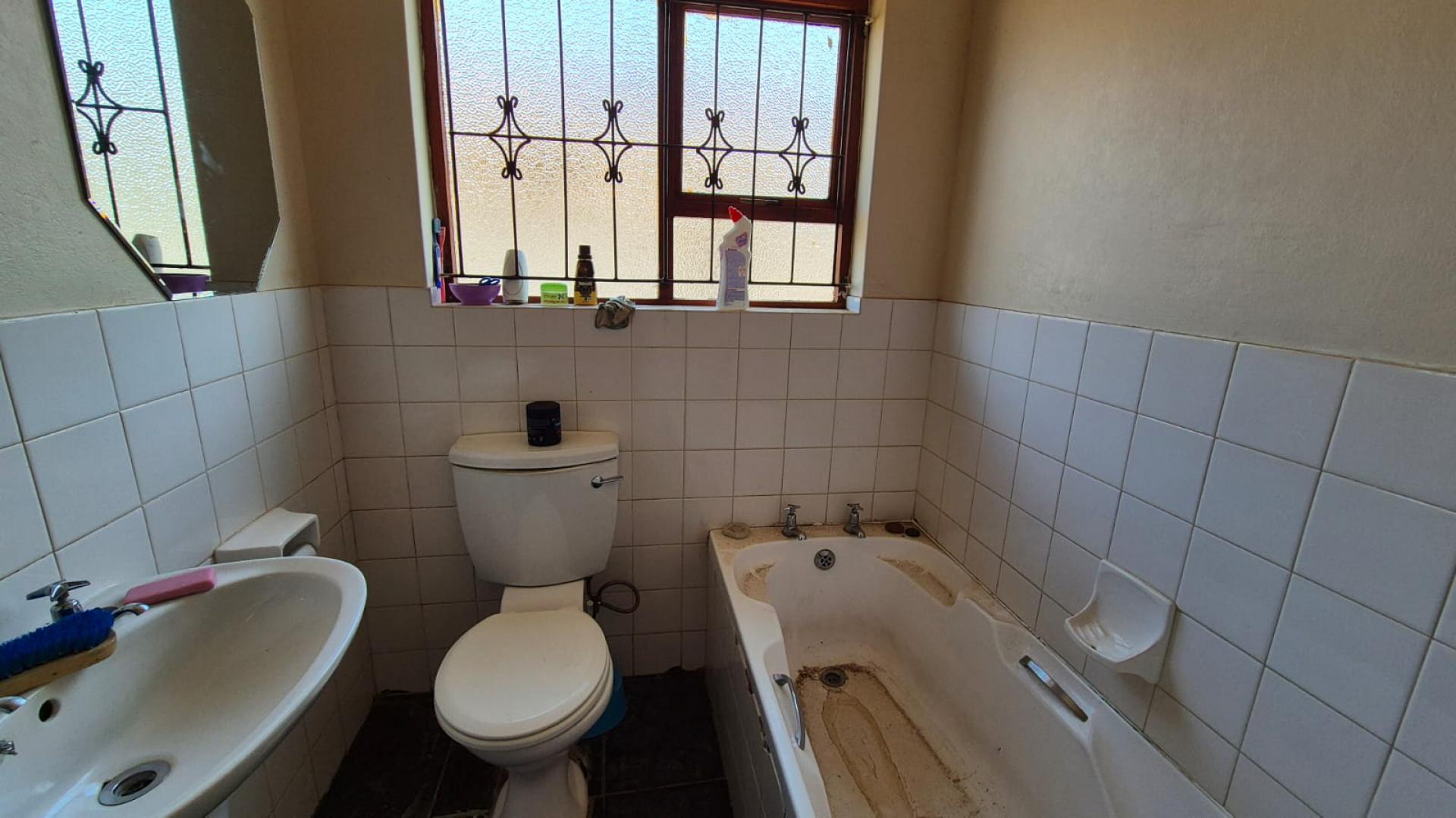 Bathroom 1 of property in Queenstown