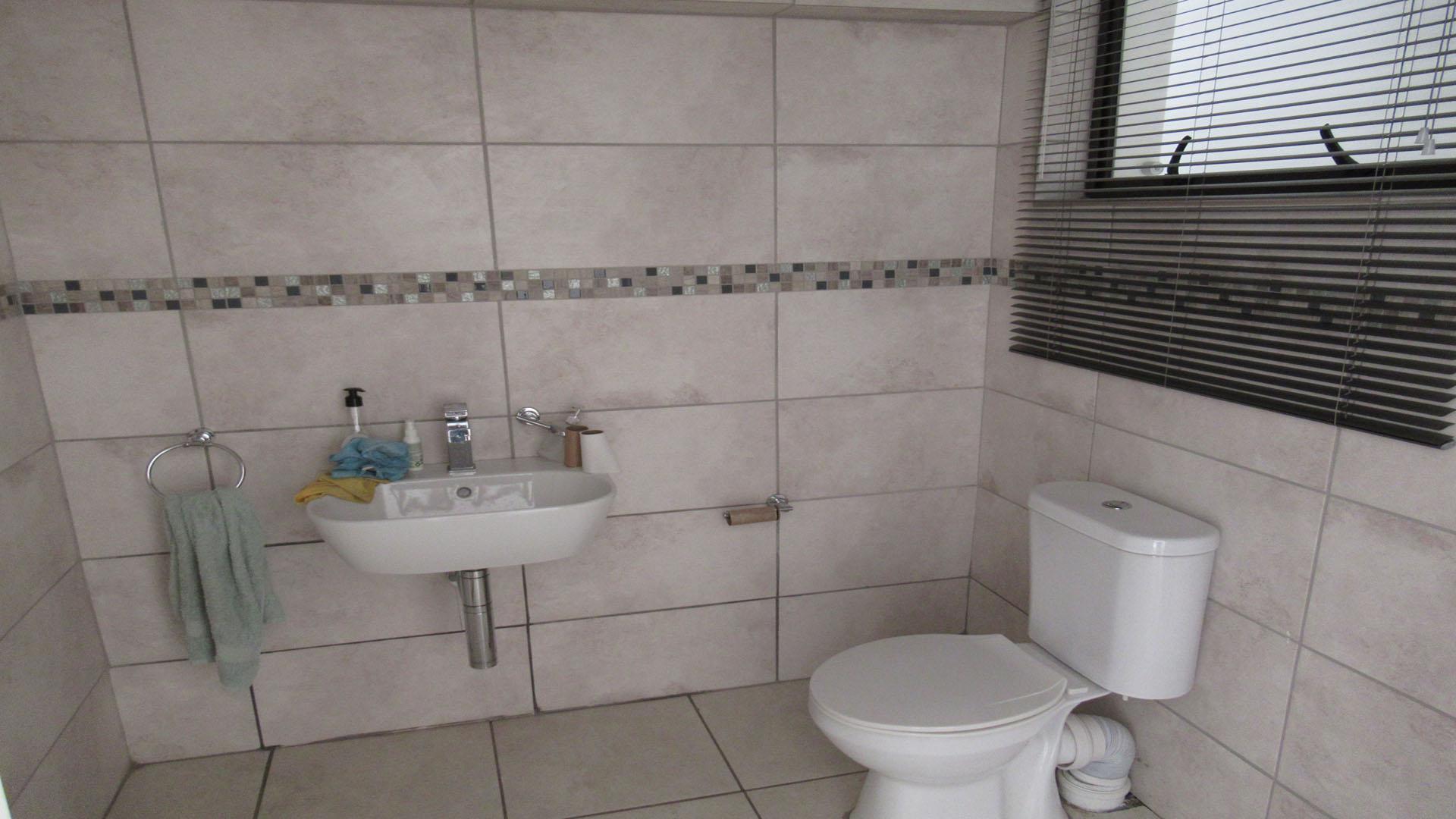 Bathroom 1 - 26 square meters of property in Rangeview