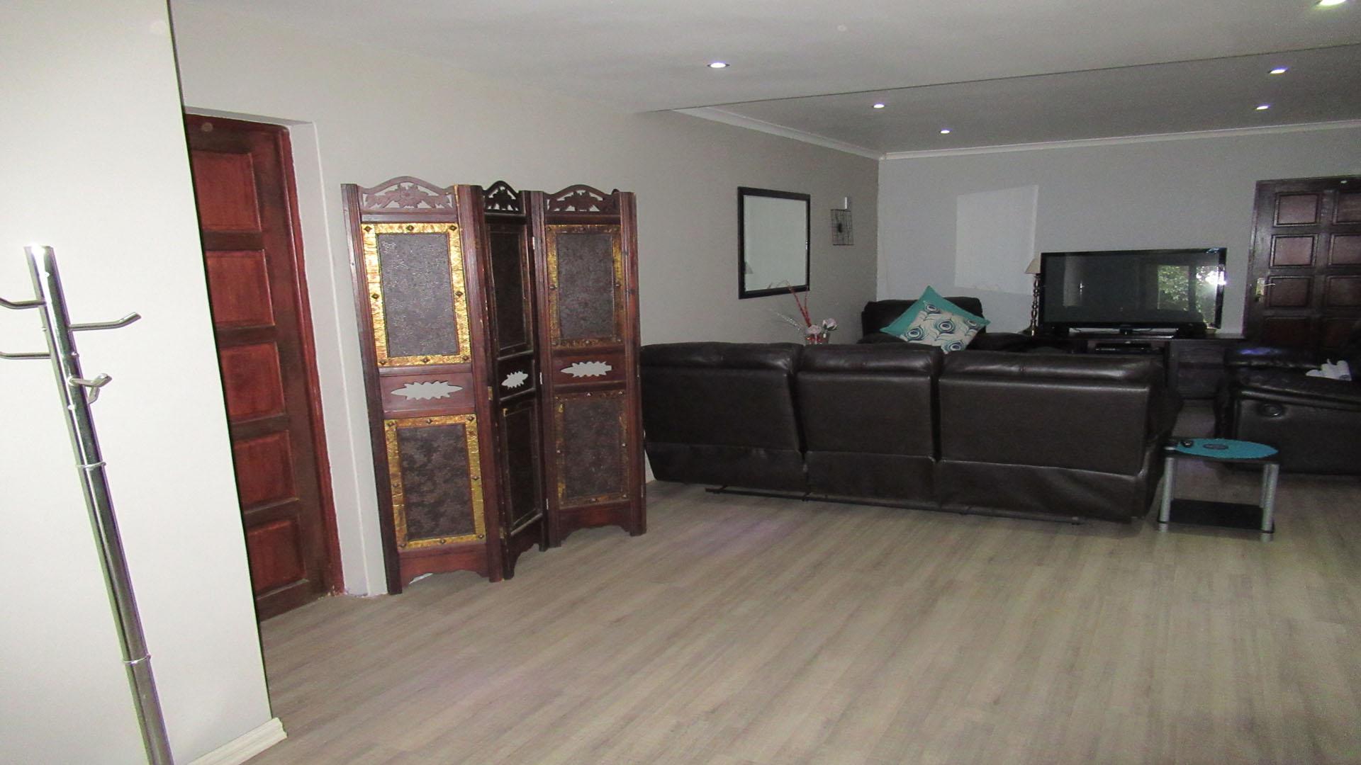 Lounges - 67 square meters of property in Rangeview