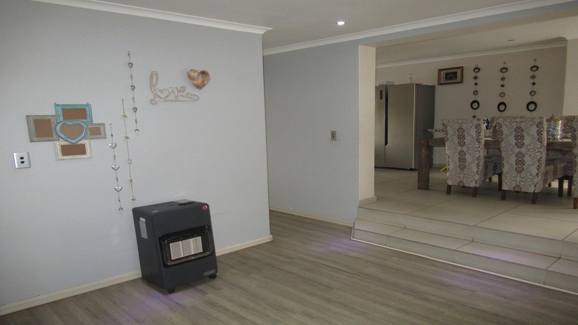 Lounges - 67 square meters of property in Rangeview