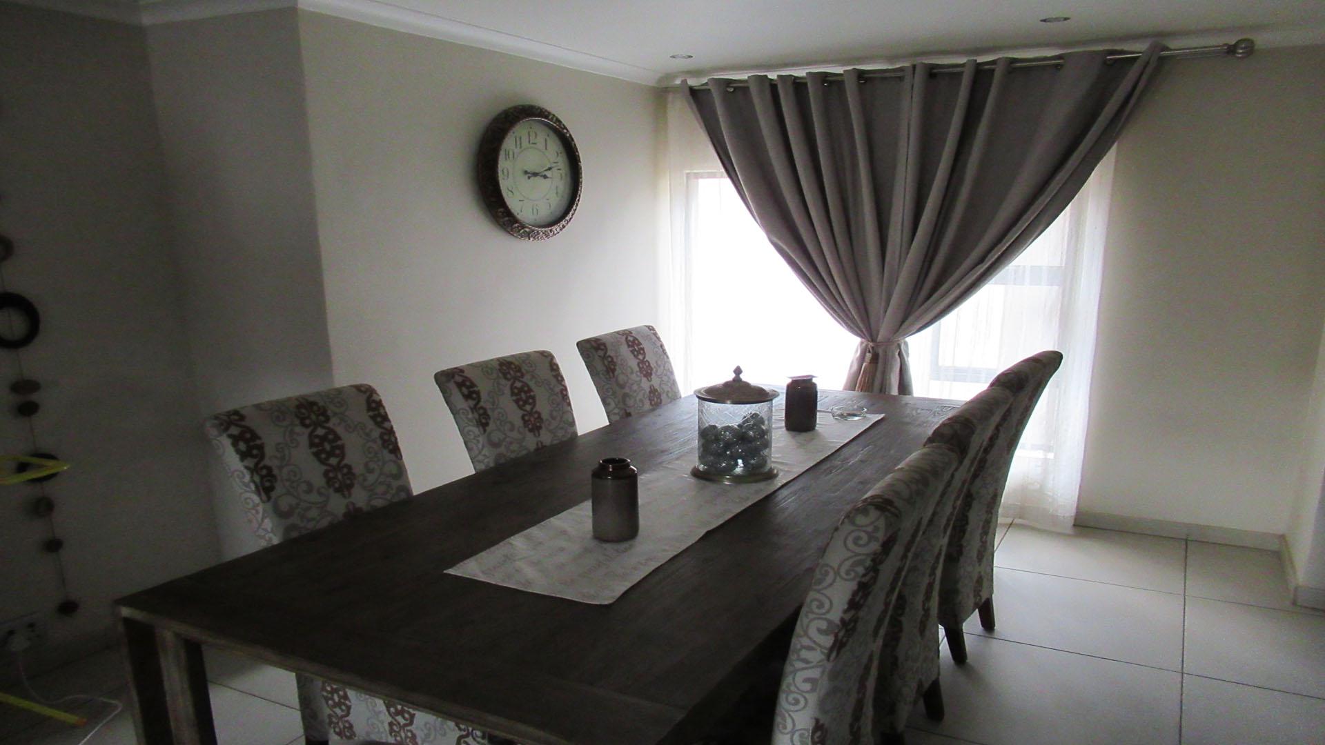 Dining Room - 46 square meters of property in Rangeview