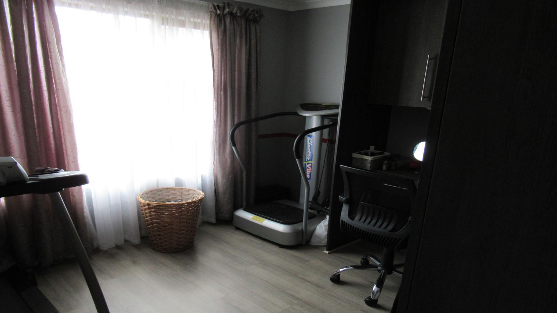 Rooms - 377 square meters of property in Rangeview