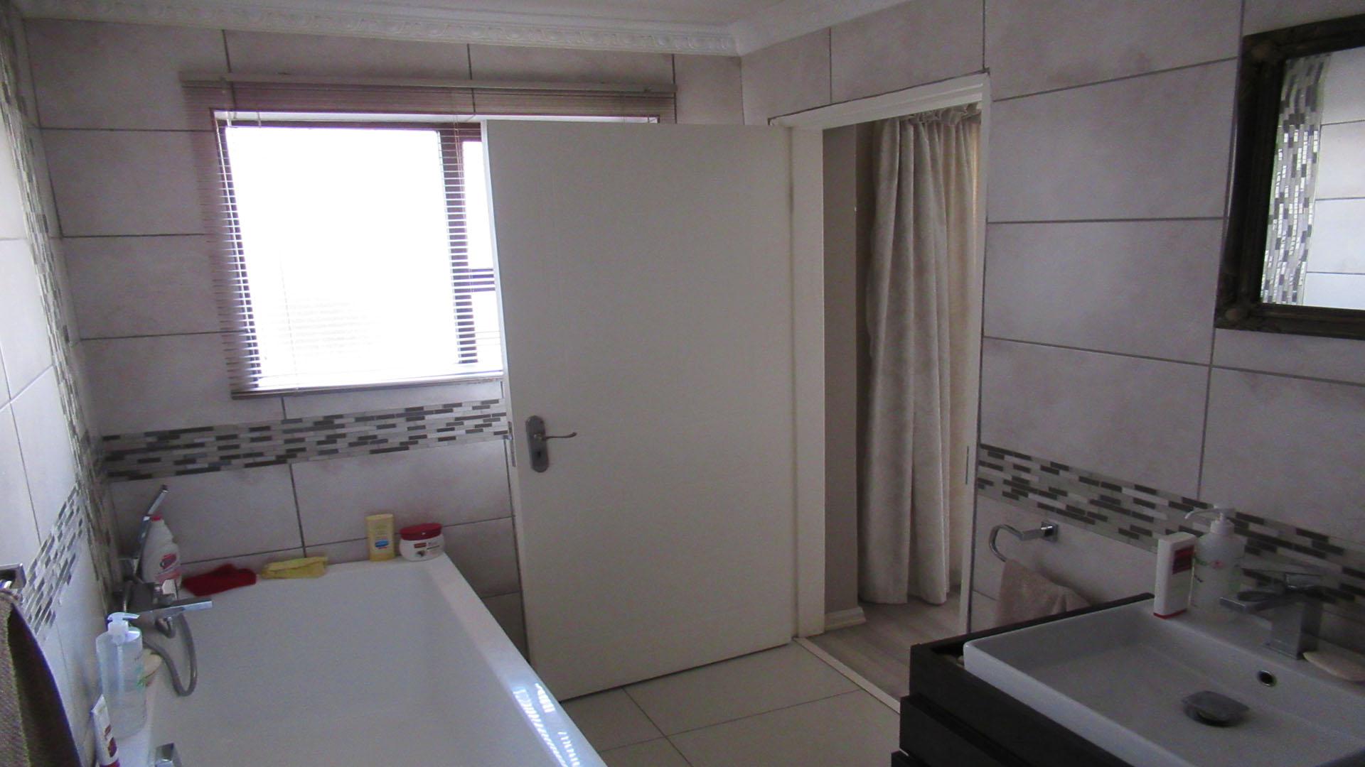 Bathroom 3+ - 16 square meters of property in Rangeview