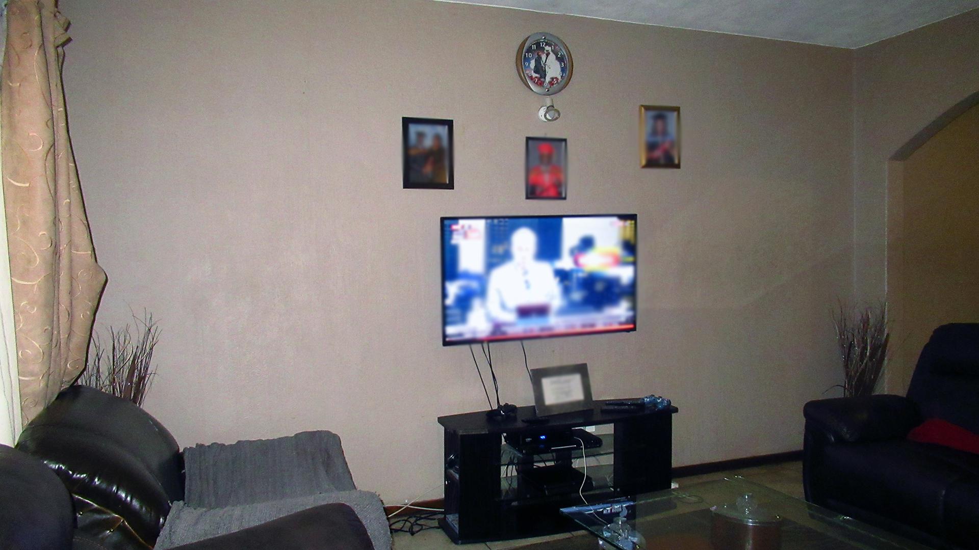 Lounges - 23 square meters of property in Windsor East