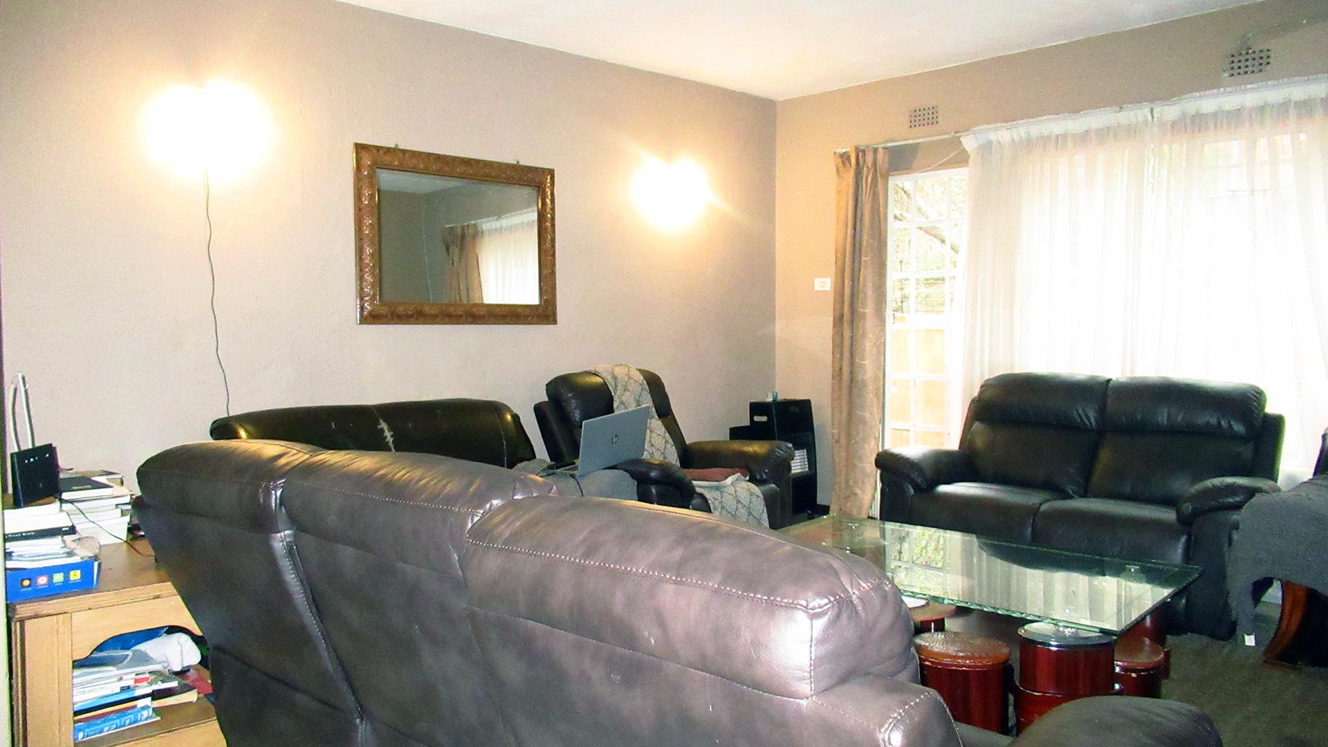 Lounges - 23 square meters of property in Windsor East