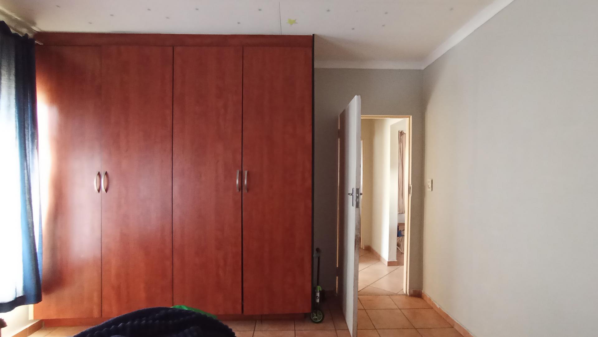 Bed Room 1 - 15 square meters of property in Emalahleni (Witbank) 