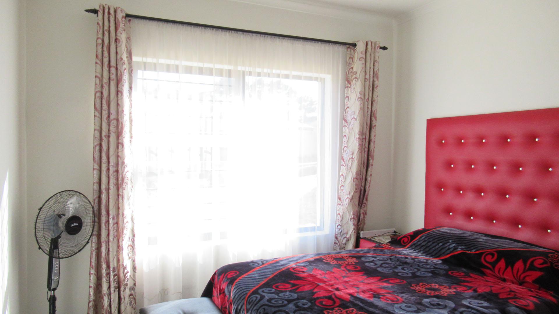 Main Bedroom - 13 square meters of property in Erand Gardens