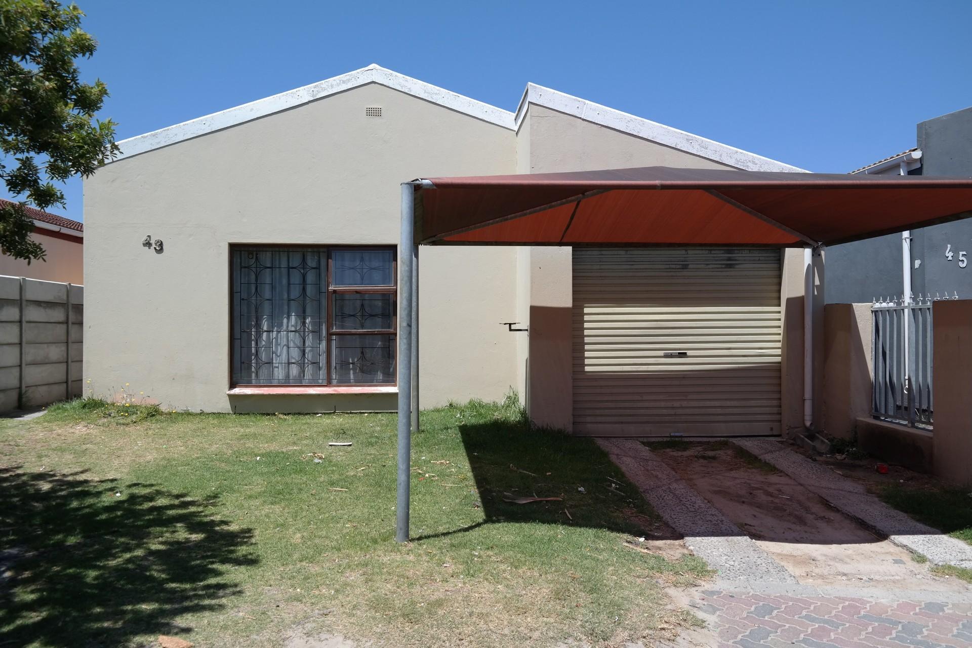 Front View of property in Summer Greens