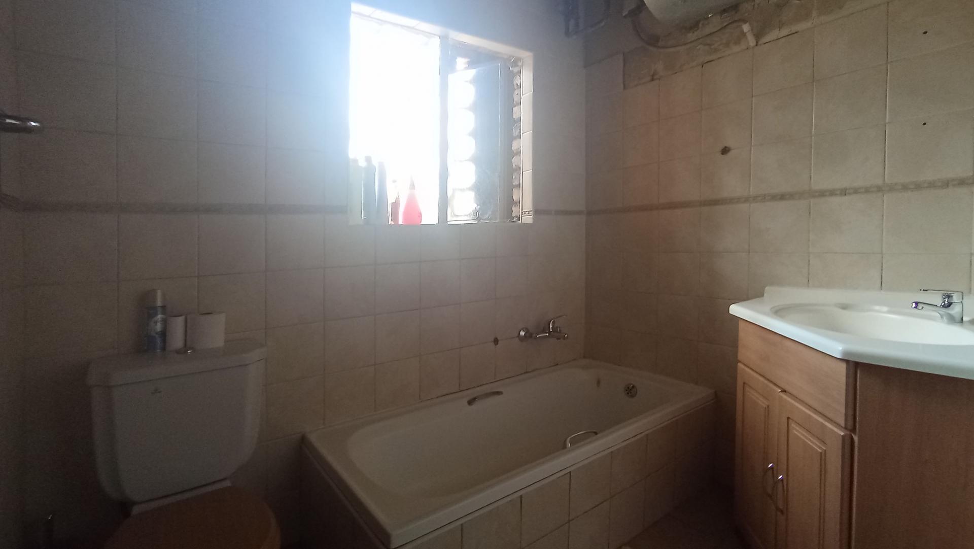Bathroom 1 - 5 square meters of property in Pretoria North