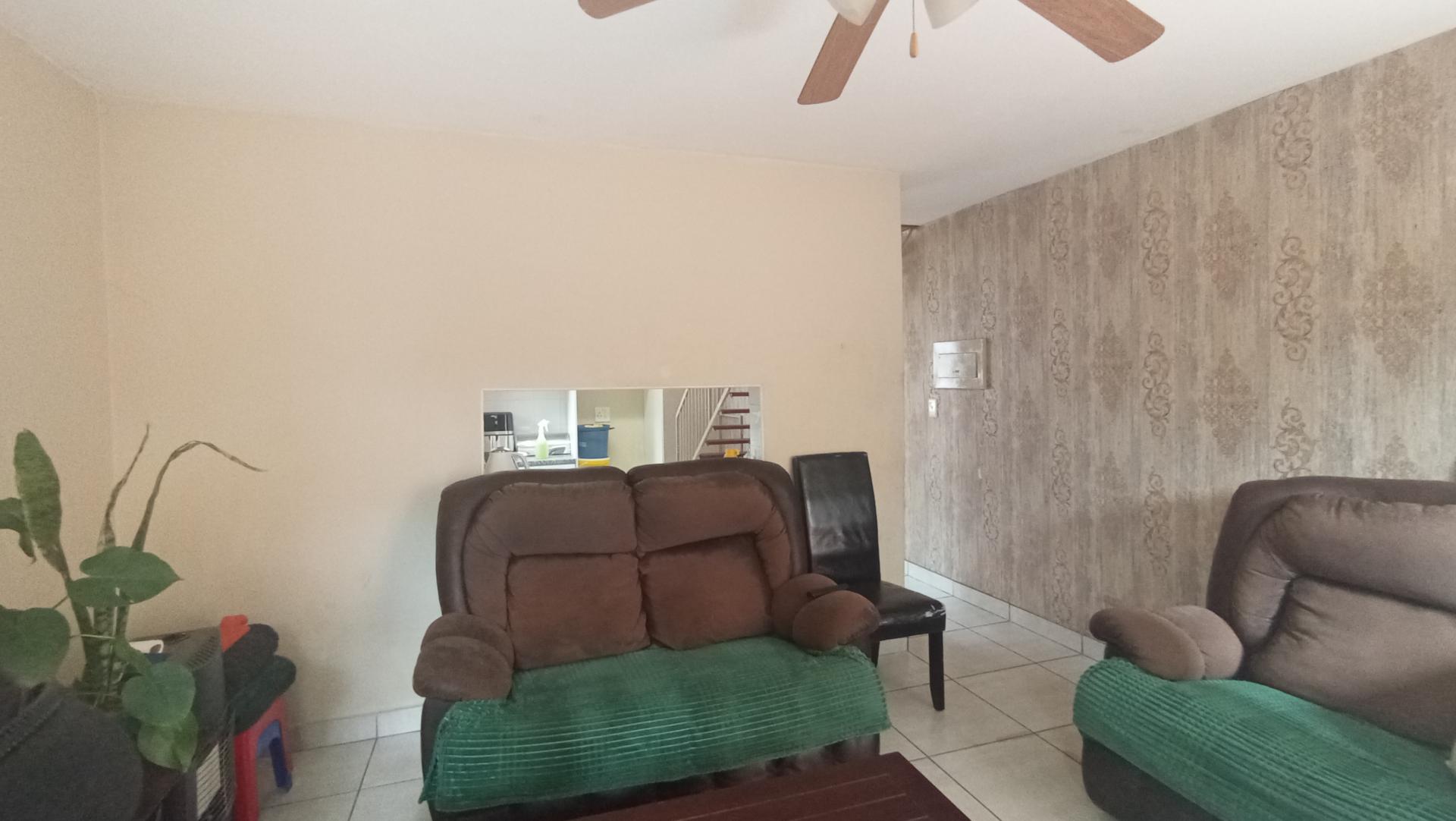 Lounges - 19 square meters of property in Pretoria North
