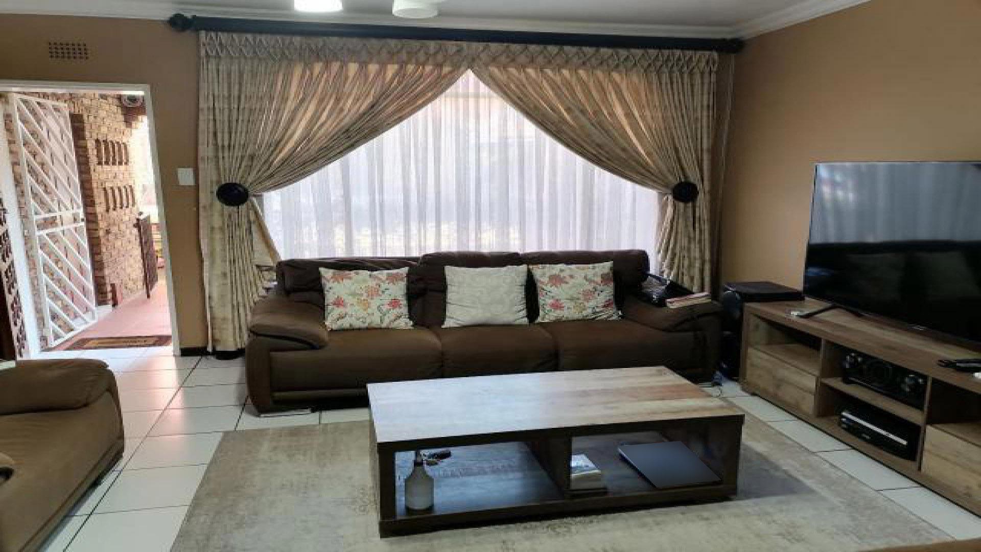 Lounges - 24 square meters of property in Albemarle