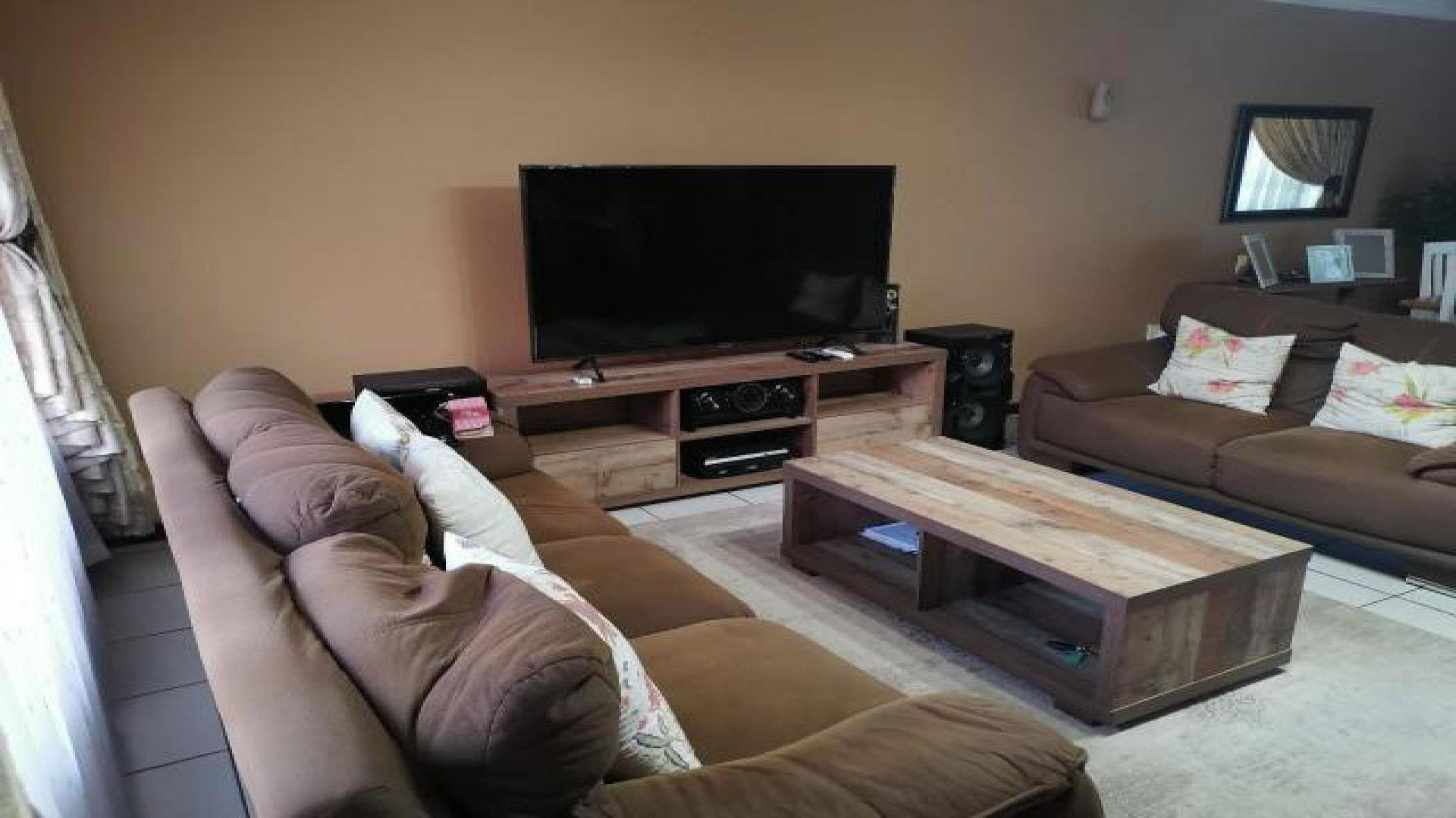 Lounges - 24 square meters of property in Albemarle