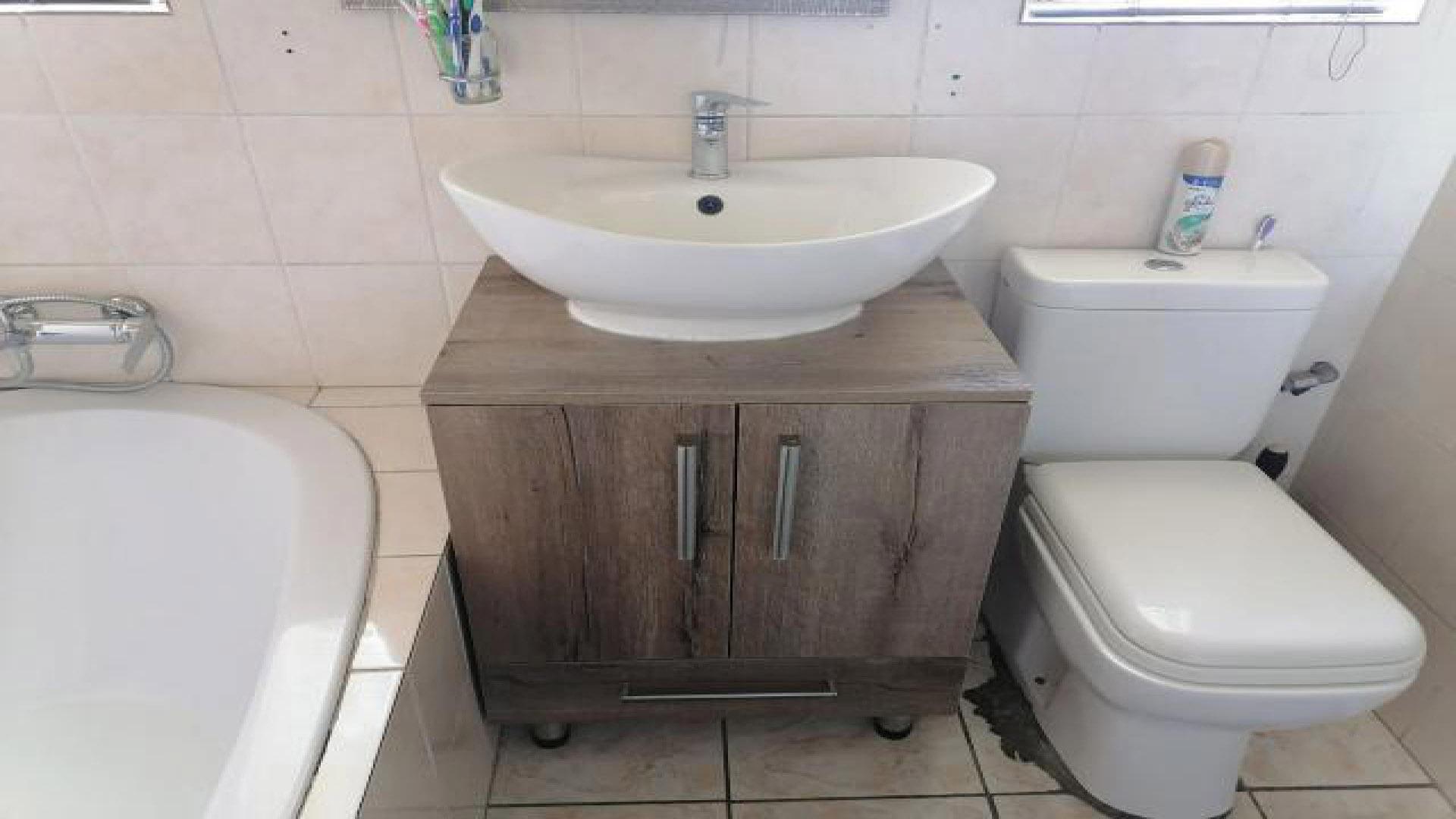 Bathroom 1 - 8 square meters of property in Albemarle