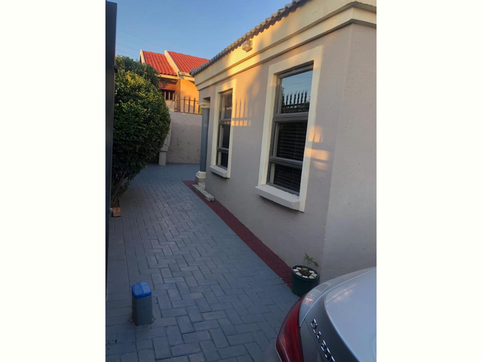 4 Bedroom House for Sale For Sale in Meadowlands MR403234