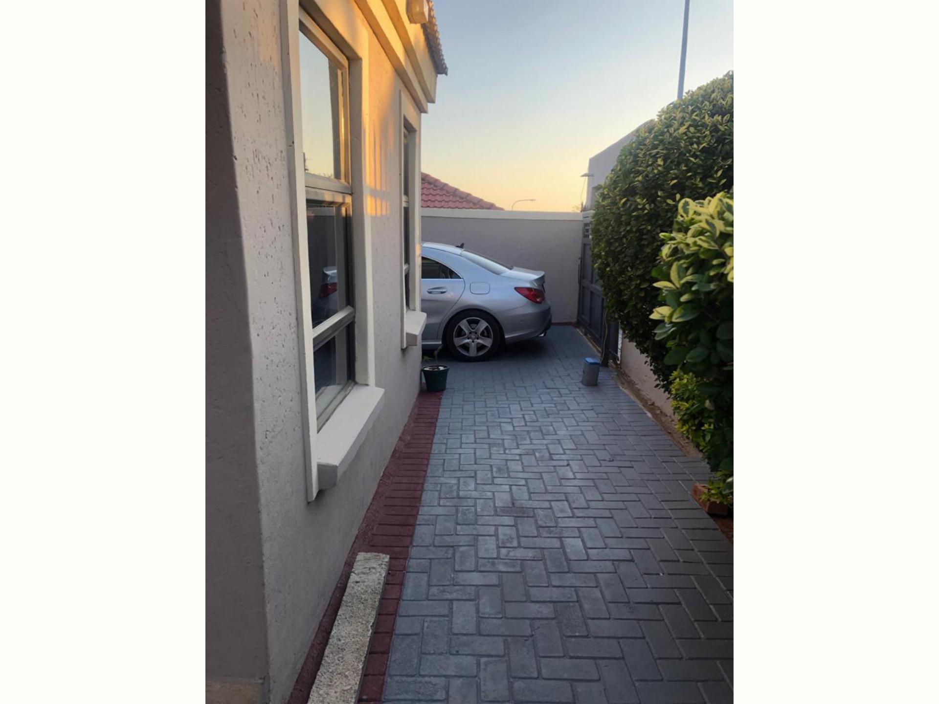 4 Bedroom House for Sale For Sale in Meadowlands MR403234