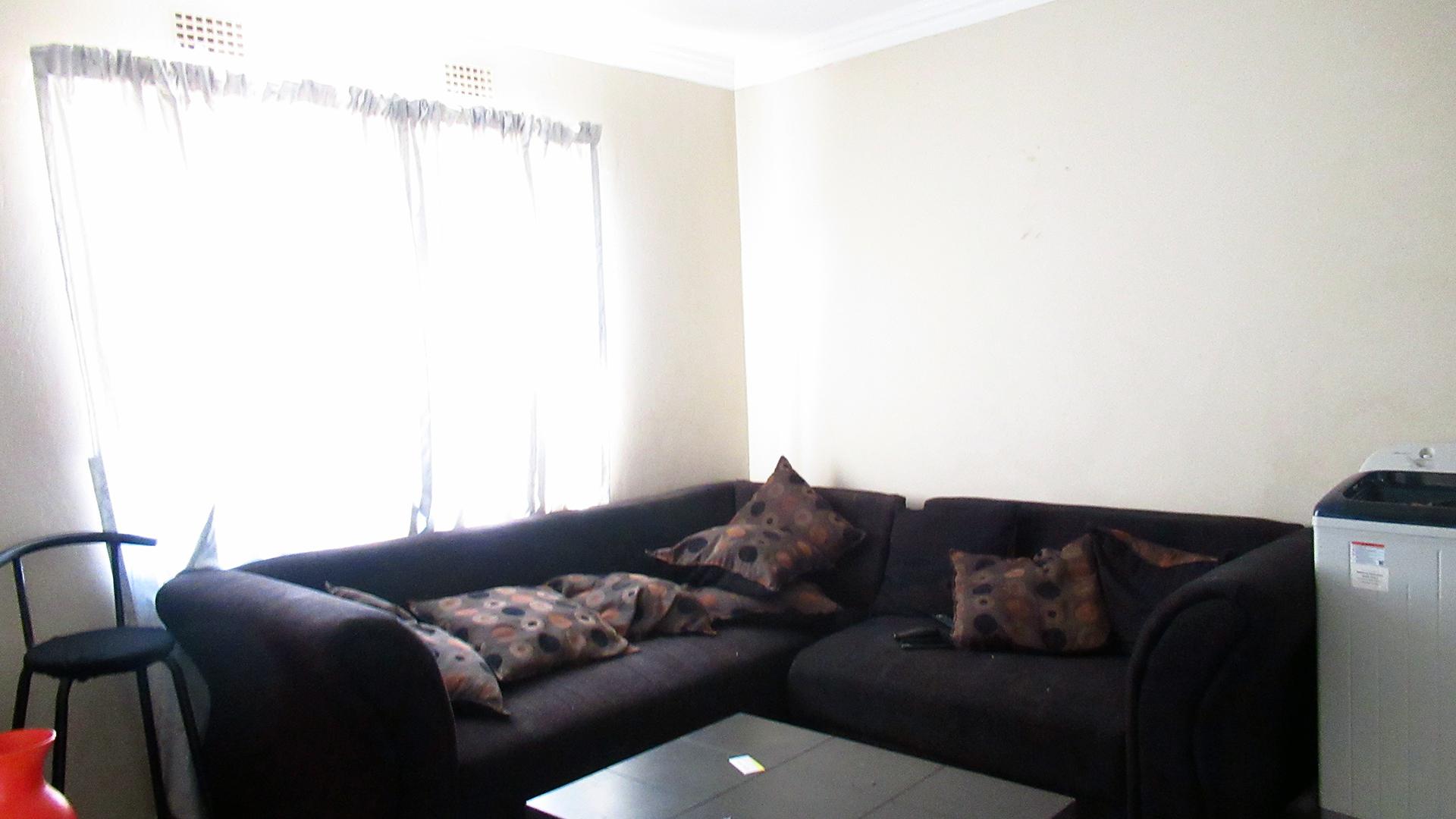 Lounges - 14 square meters of property in Fleurhof