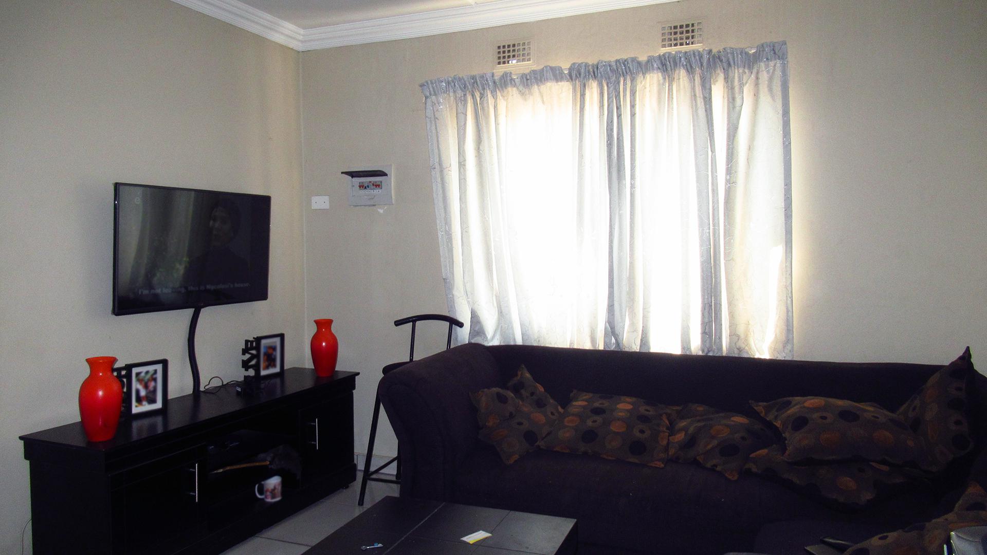 Lounges - 14 square meters of property in Fleurhof