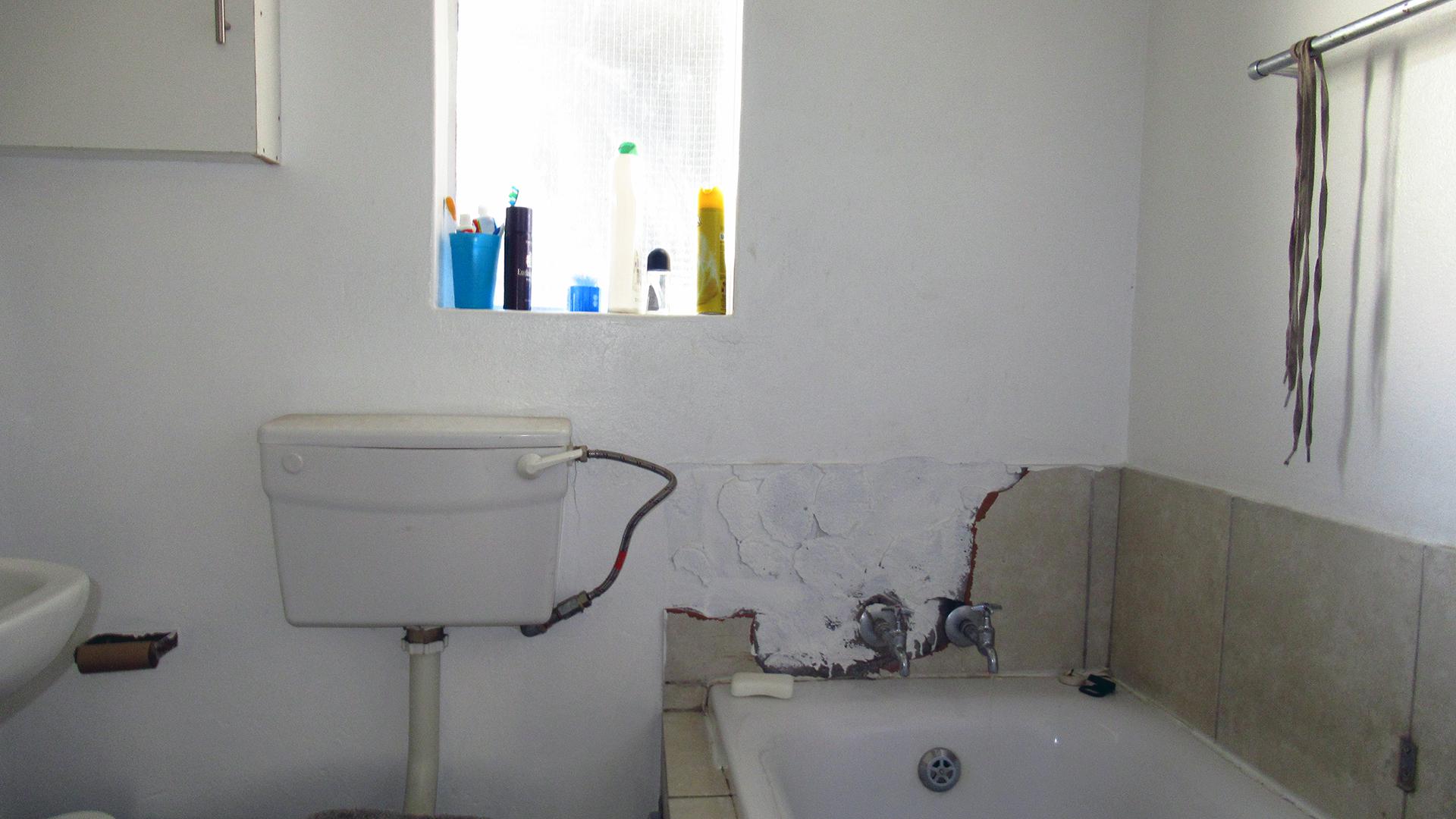 Bathroom 1 - 4 square meters of property in Fleurhof